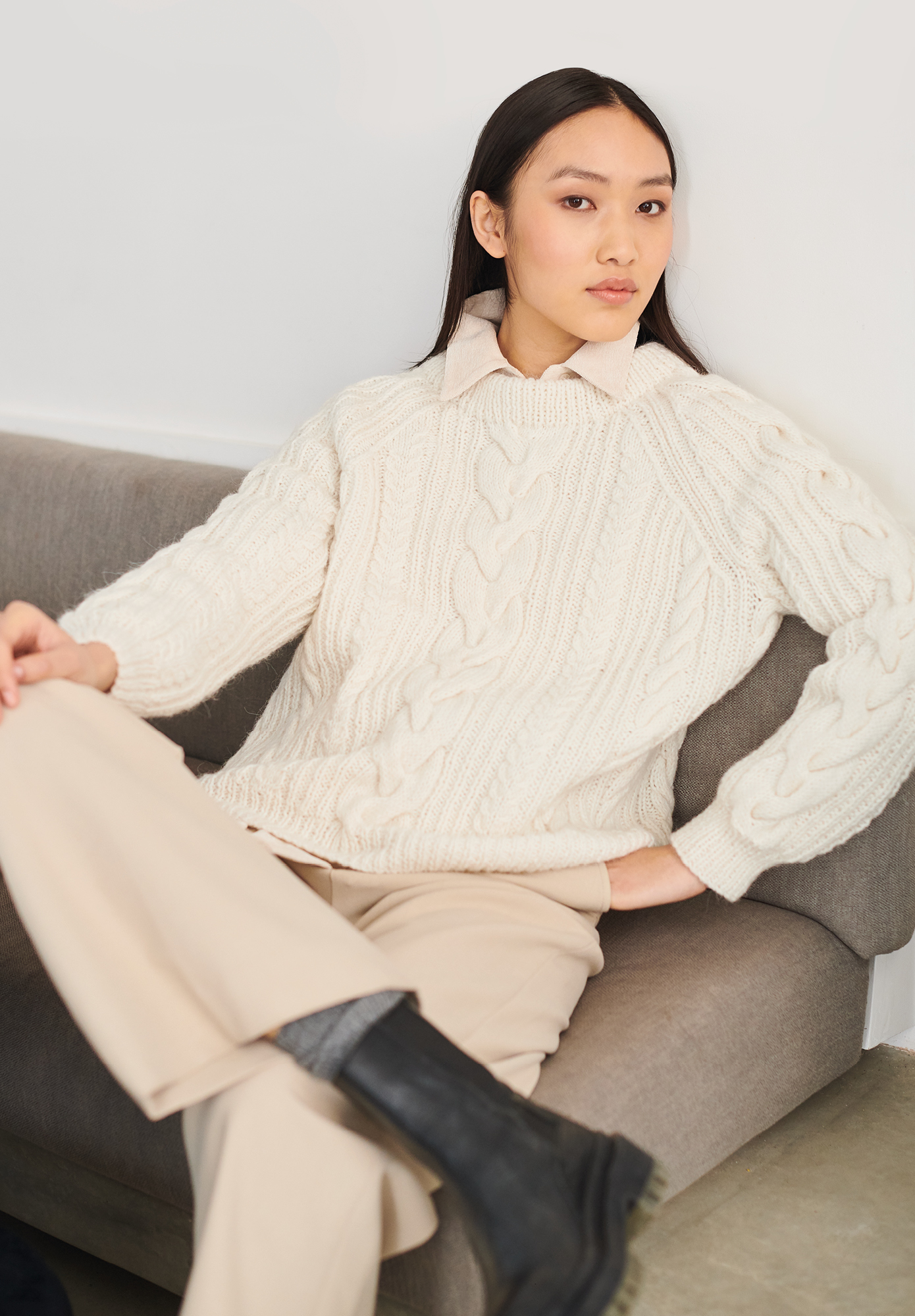 Frau trägt gestrickten Pullover in Weiß: Modell 07 aus Lovewool No. 19