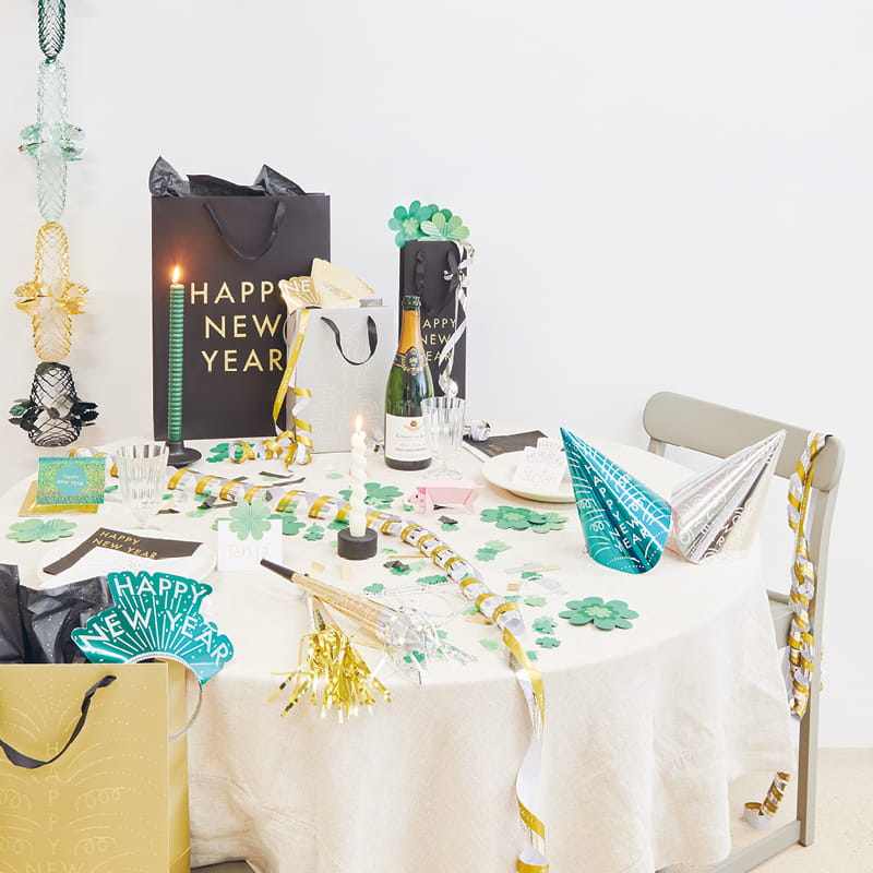 Ein geschmückter Tisch mit Silvester Partydeko.