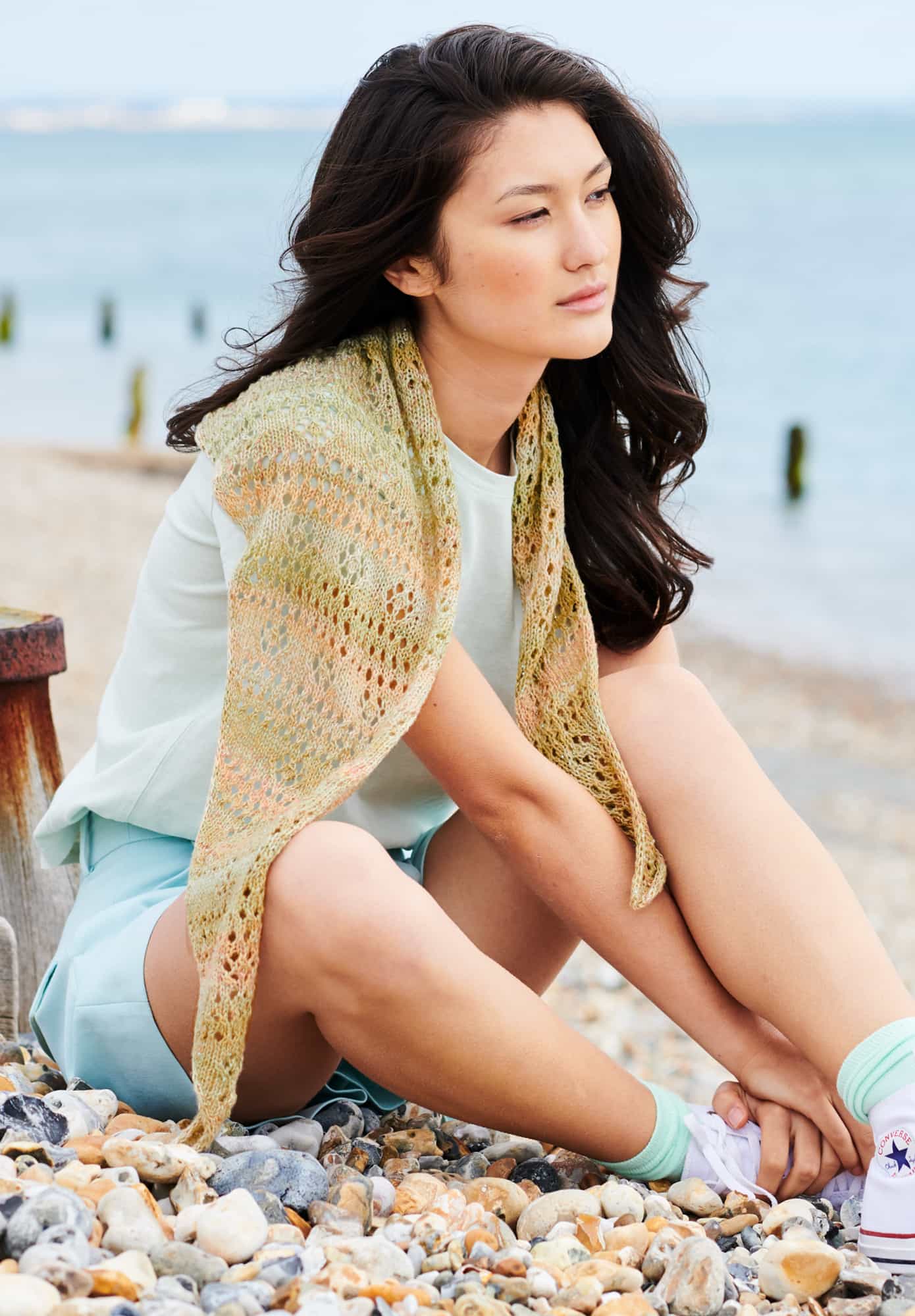 Frau trägt gestricktes Kleid in Naturtönen: Modell 03 aus Lovewool No. 22