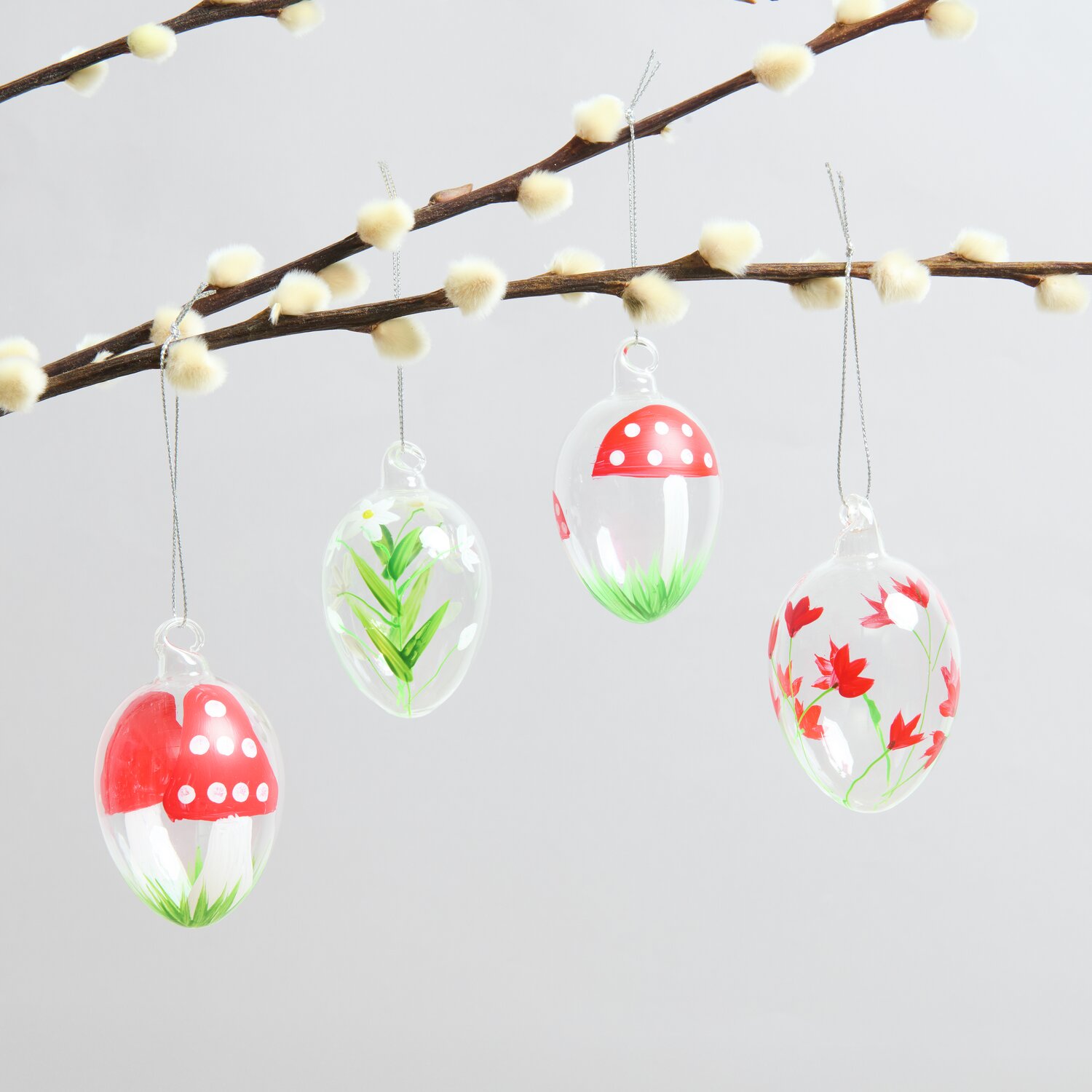 Glas Eier Fliegenpilz/Blumen 4 Stück, dekorative Anhänger mit roten und grünen Motiven, ideal für festliche Dekorationen.