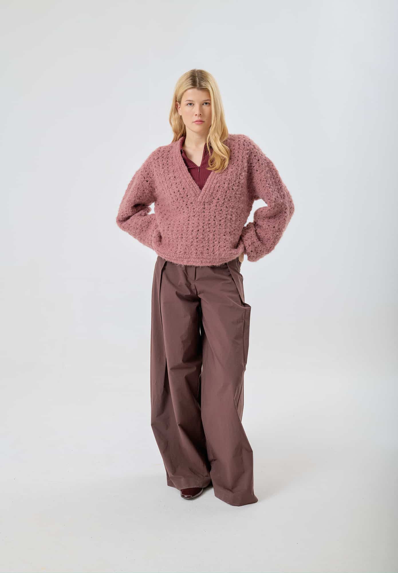 Frau trägt gehäkelten Pullover in Beere: Modell 36 aus Made by Me No. 21 