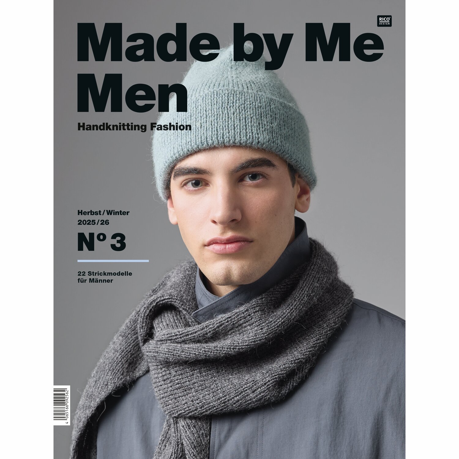 Made by Me Men No. 3: Mann trägt hellblaue Mütze und grauen Schal, Herbst/Winter 2025/26.