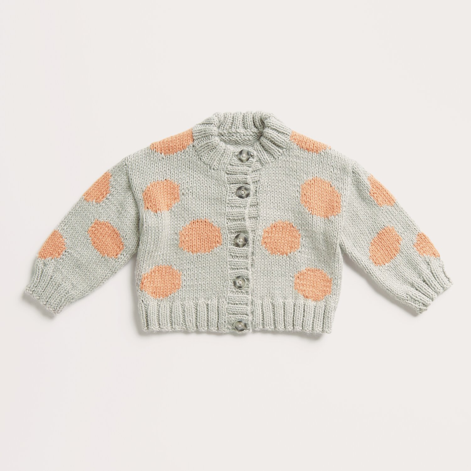 Strickset Jacke Modell 09 aus Baby 042, silbergrau mit apricotfarbenen Punkten, aus Rico Baby Dream dk uni.