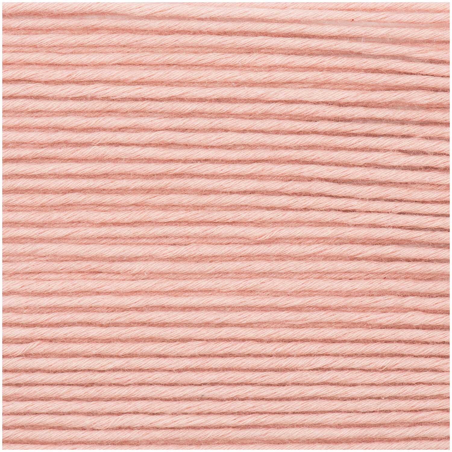 Essentials Cotton Silk Cashmere dk von Rico Design in zartem Puder, 50g. Weiches Garn, ideal für Strickprojekte.