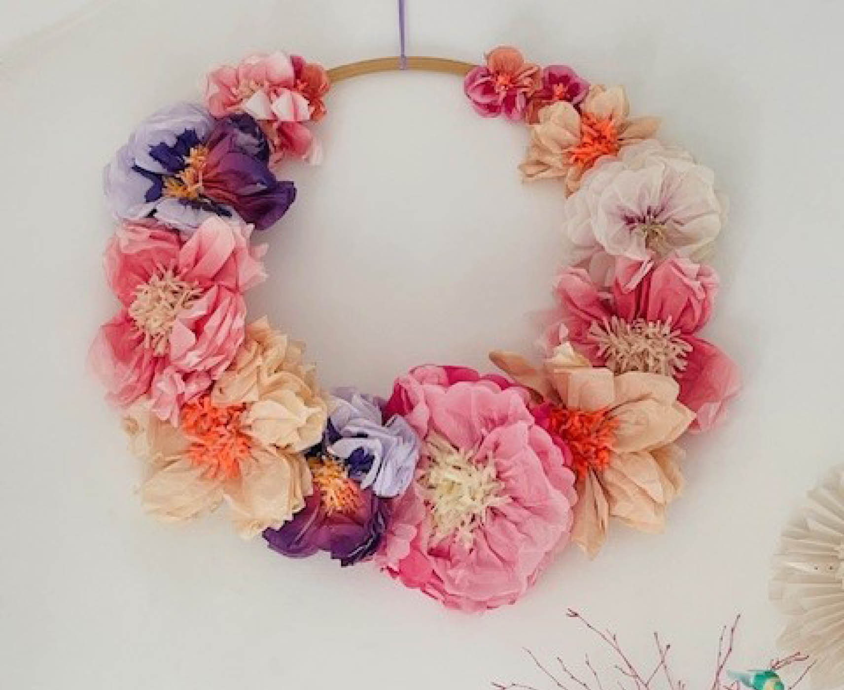 Blumenkranz aus Seidenpapierblumen von @hellofeebee 