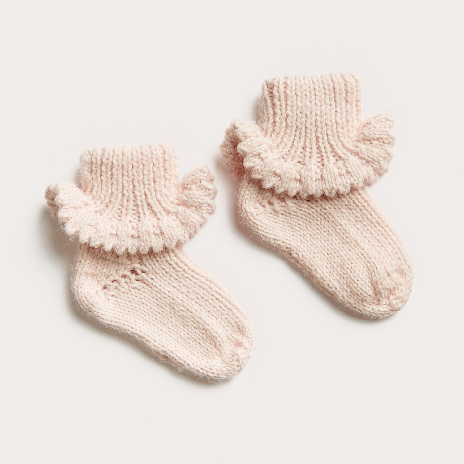 Strickset Socken Modell 19 aus Baby 042, lachsfarbene Babysocken mit Rüschen, gestrickt aus Rico Baby Dream dk uni - A Luxury Touch.