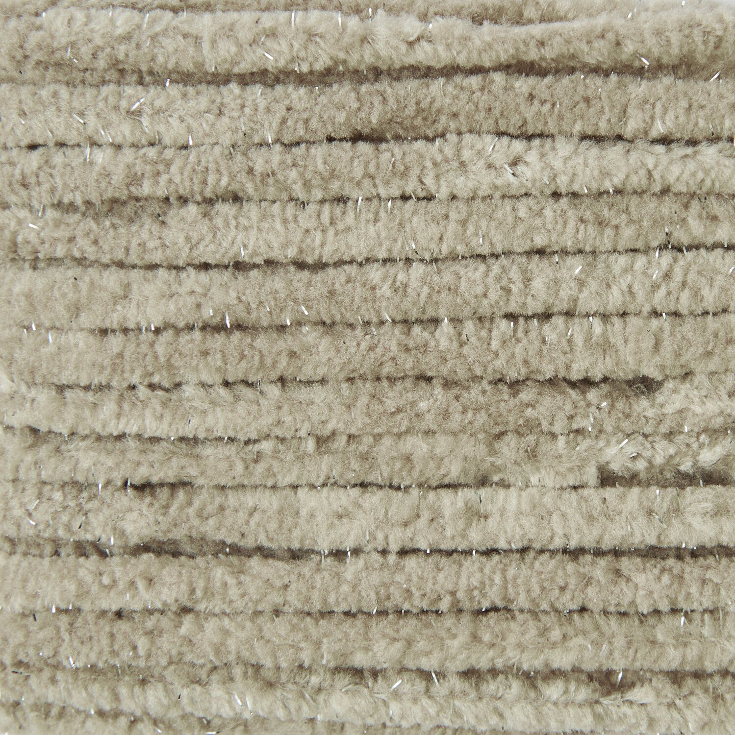 Creative Chenillove Sparkle 100g 110m Farbe Taupe von Rico Design Creative Chenillove Sparkle, weiches Garn in Taupe mit schimmernden Akzenten, ideal für Strickprojekte.