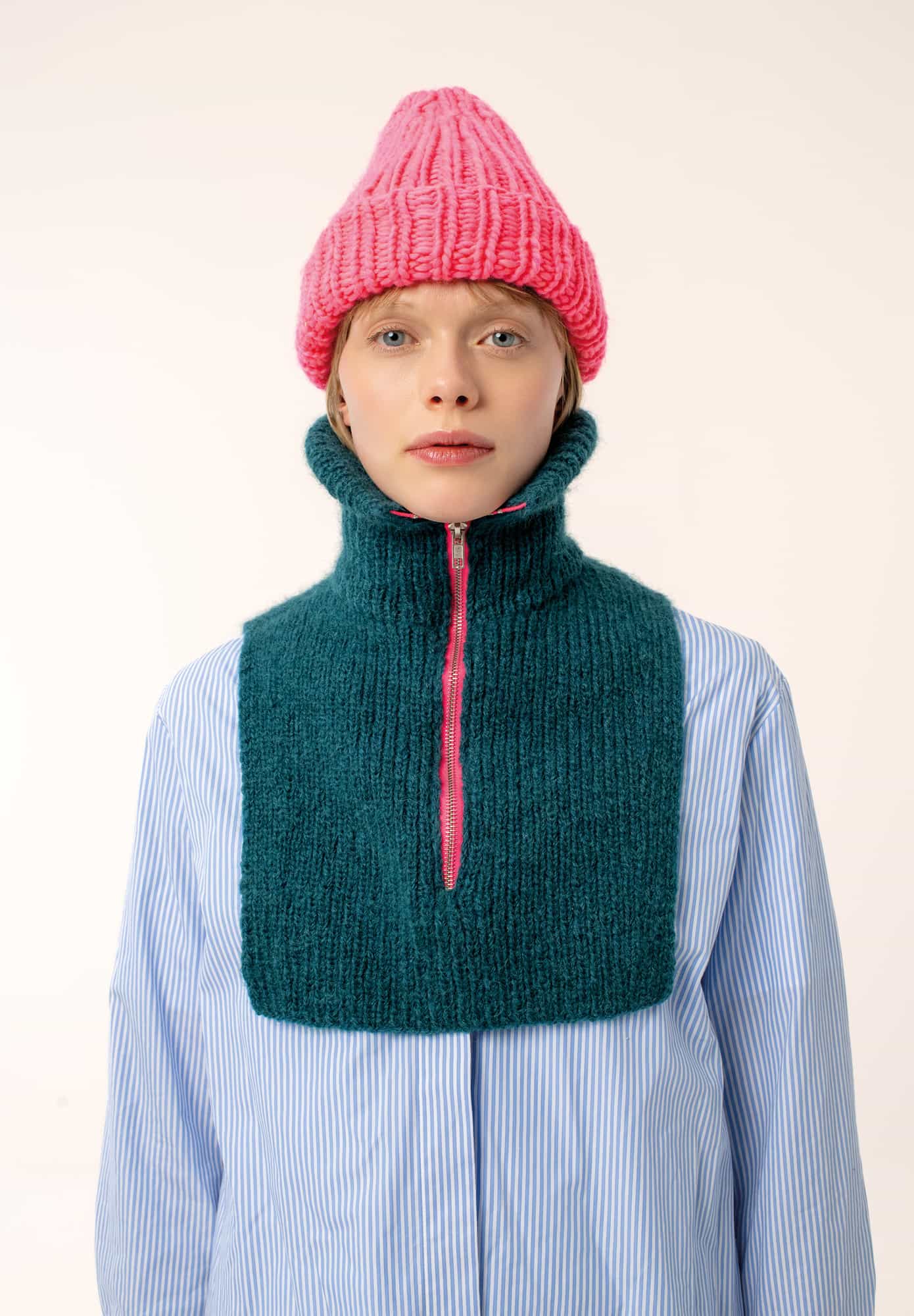 Gestrickter Kragen mit Reißverschluss und gestrickte Mütze in Neon Pink