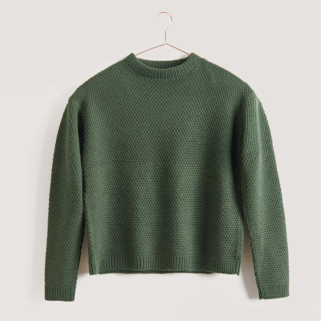 Gestrickter Pullover in Oliv: Modell 01 aus dem Heft Made by Me Men No. 03