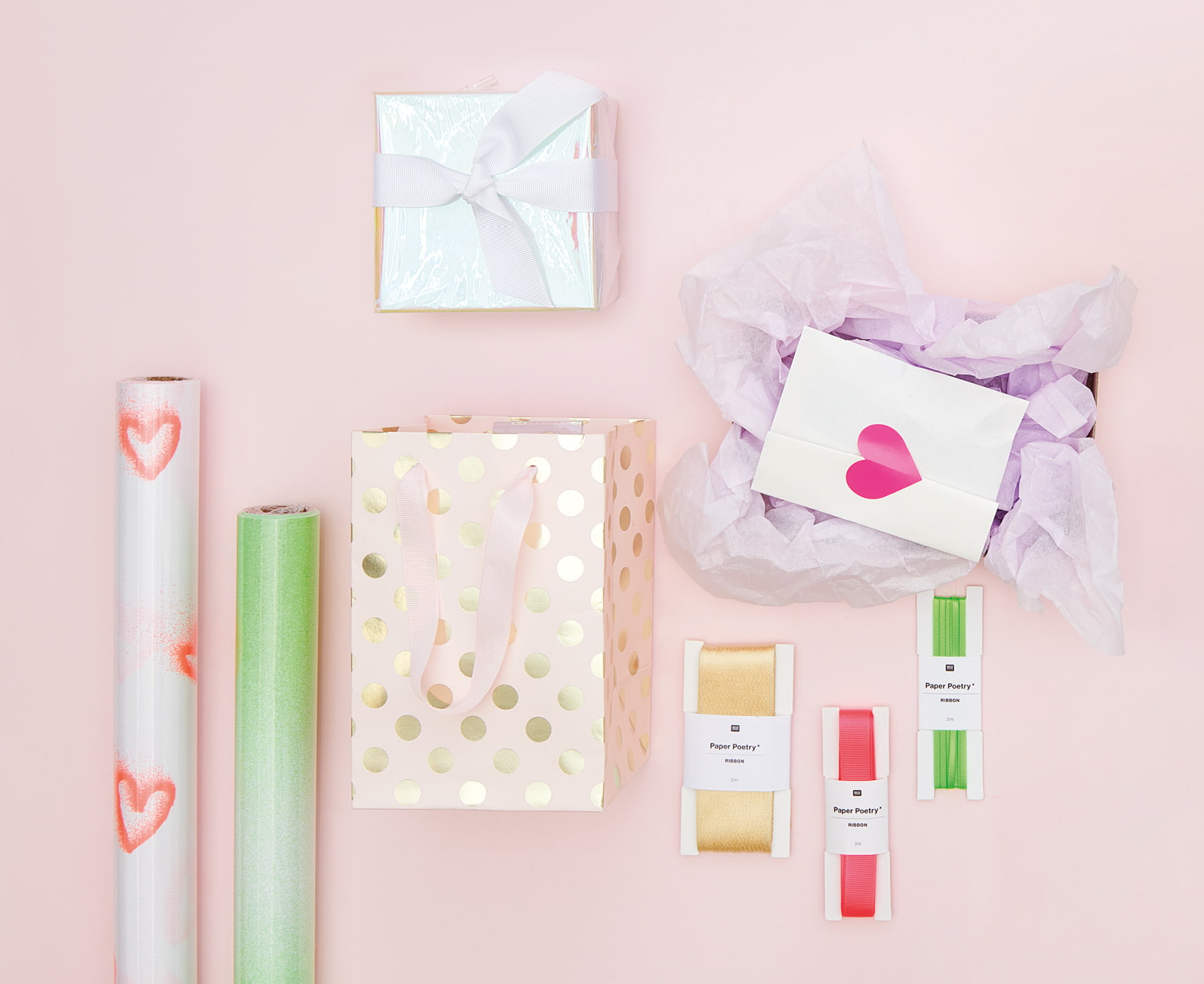 Geschenkpapier, Geschenktüte, Bänder und Geschenke