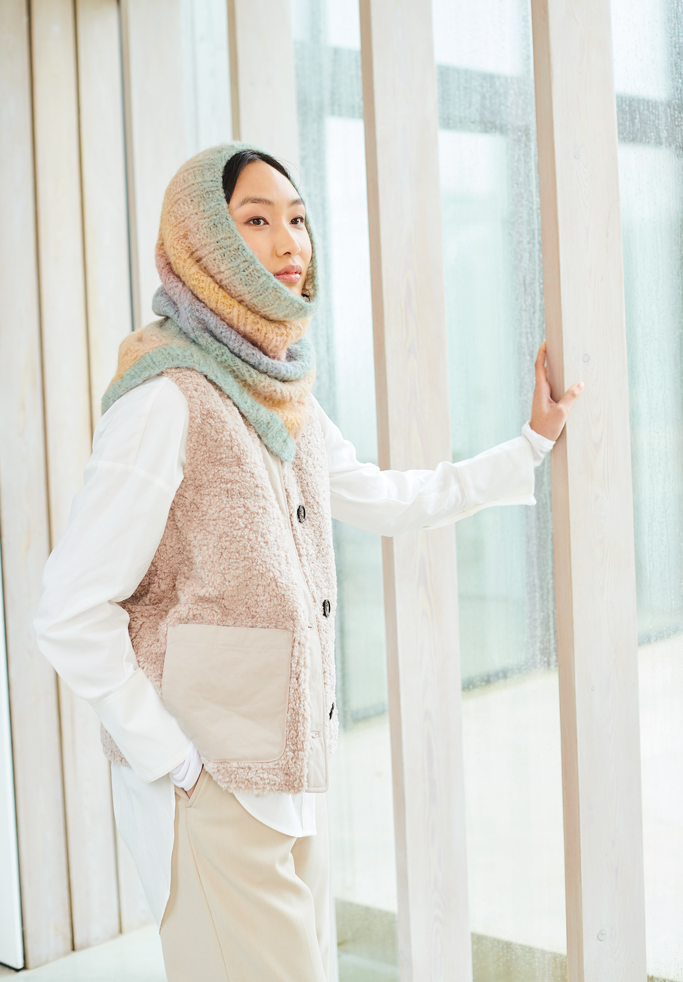 Frau trägt gestrickten Loop mit buntem Farbverlauf: Modell 10b aus Lovewool No. 19