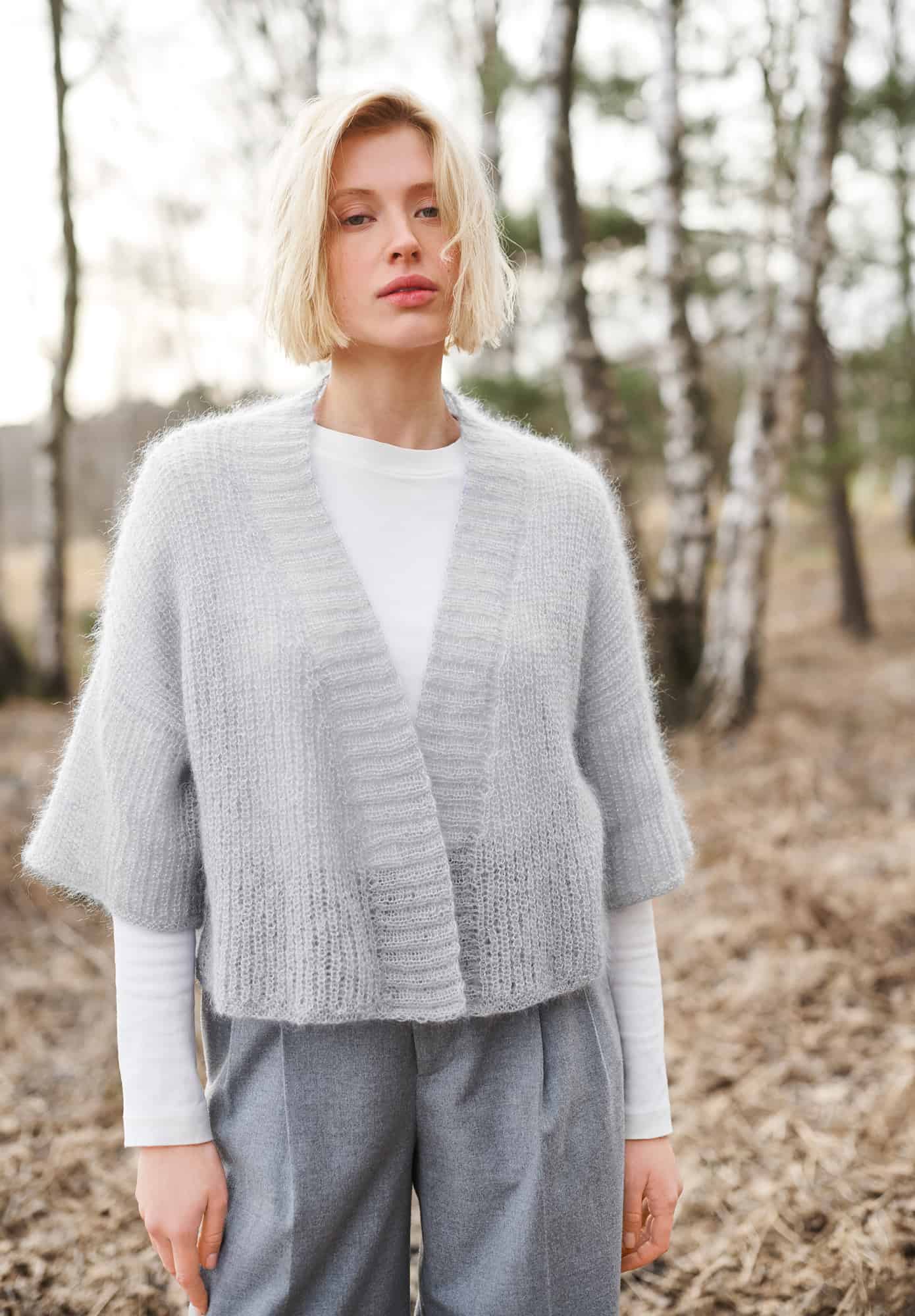 Frau trägt gestrickte Kimono-Jacke in Lavendel: Modell 19 aus Lovewool No. 21