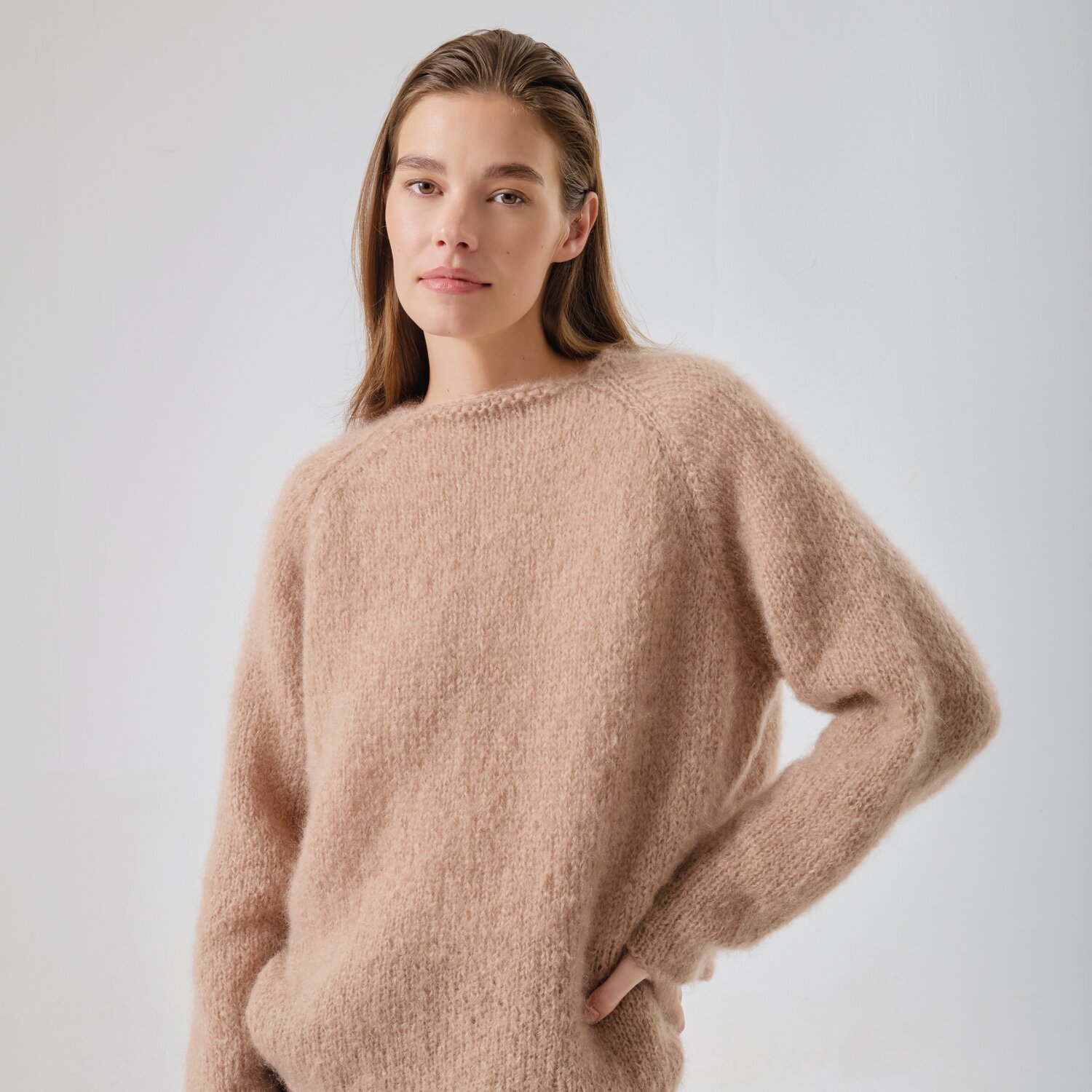 Strickset Pullover Modell 32 aus Made by Me No. 21 von Rico Design Strickset Pullover Modell 32 aus Made by Me No. 21, beige, weicher Strick, lässiger Schnitt.