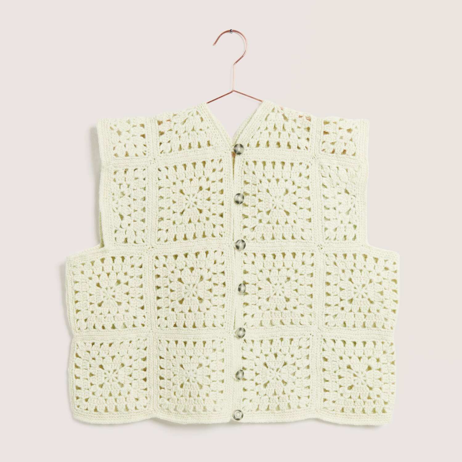 Made by Me No. 22 Frühjahr-Sommer: Handgehäkelte Weste in Buttermilch mit Knopfleiste, aus Creative Cotton Fleece dk.