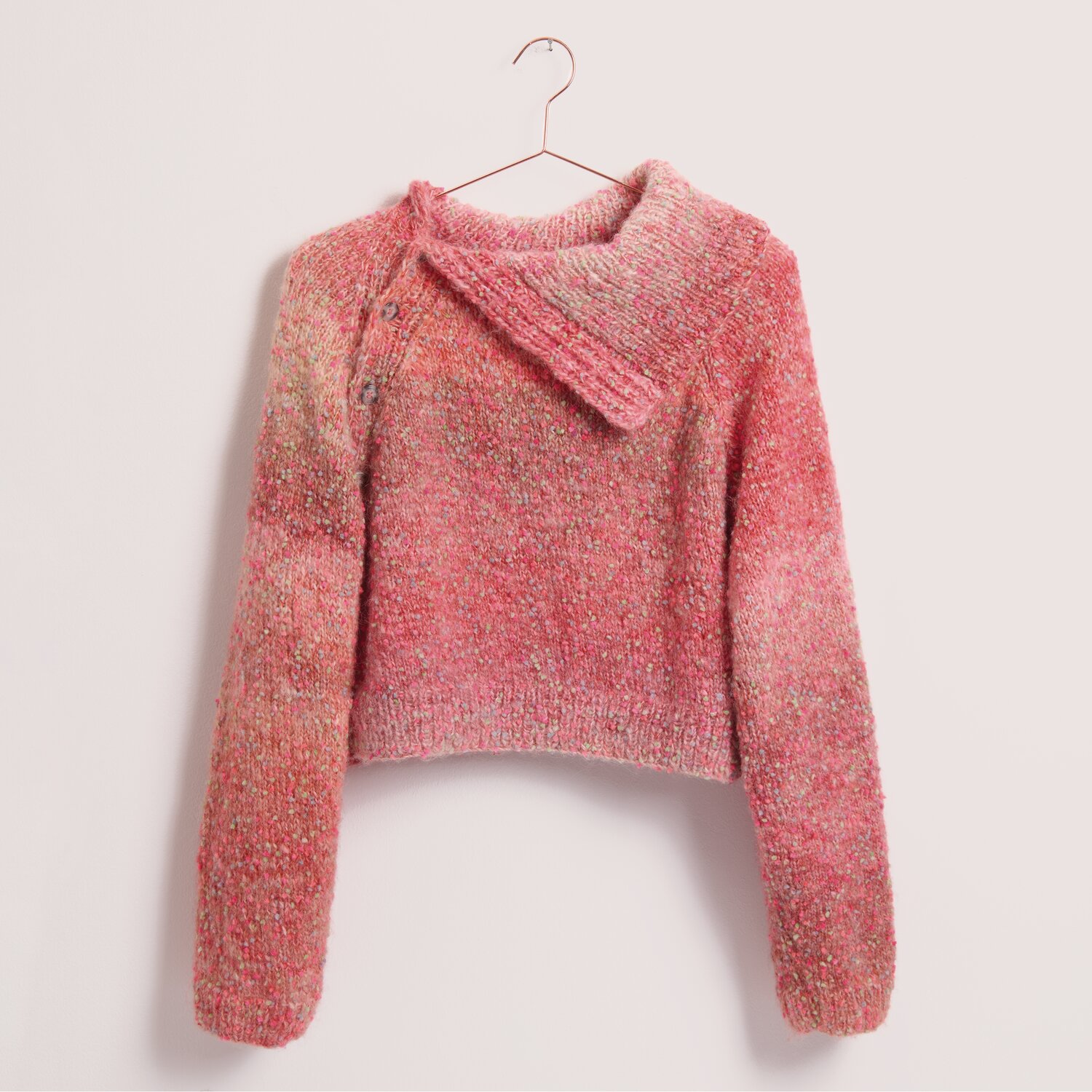 Creative Painted Power, gestrickter Pullover mit asymmetrischem Kragen aus weichem Garn in Beerentönen, lässige Passform, ideal für kreative Strickprojekte
