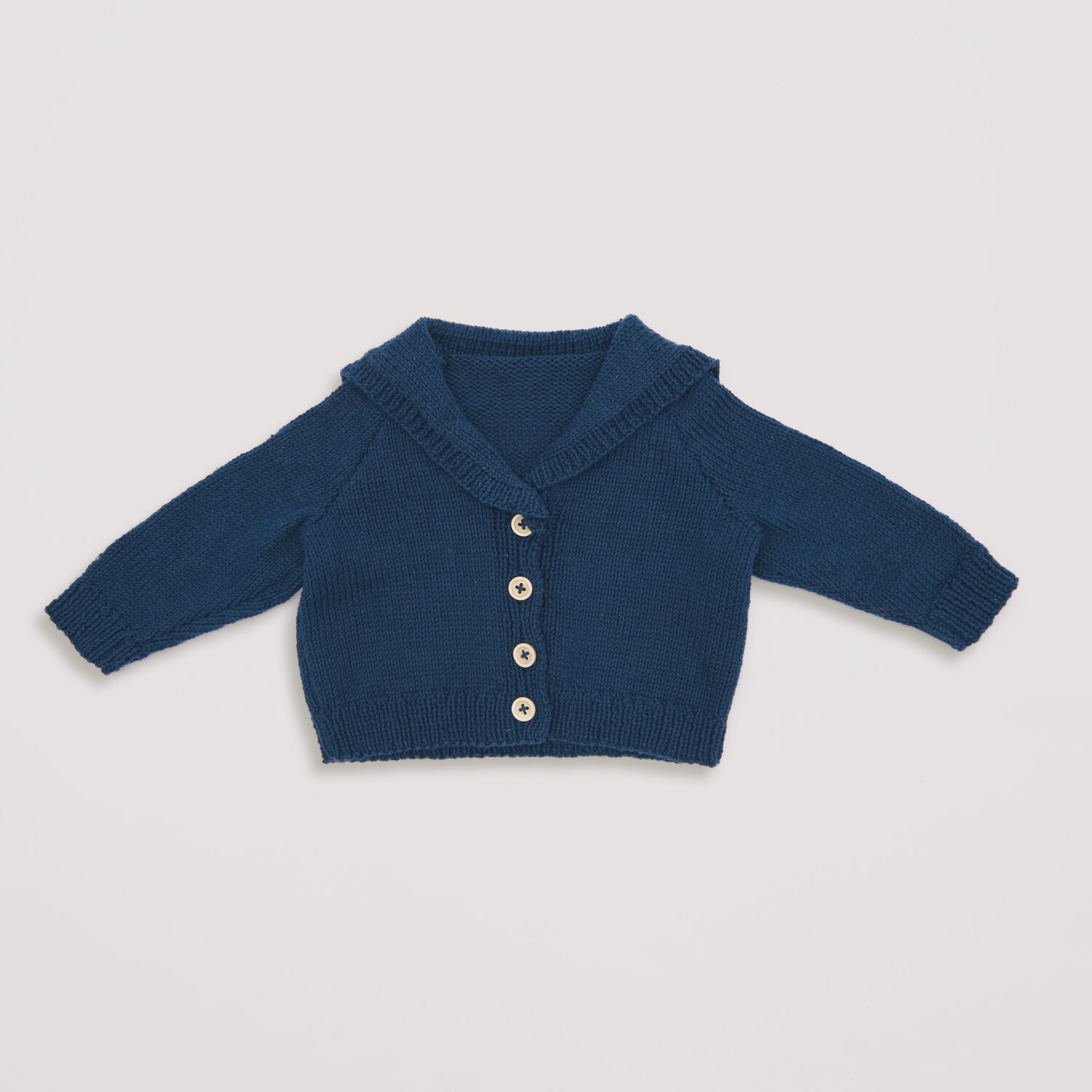 Strickset Jacke Modell 03 aus Baby Nr. 39 Uni, marineblau, mit Knöpfen, aus Baby Organic Cotton.