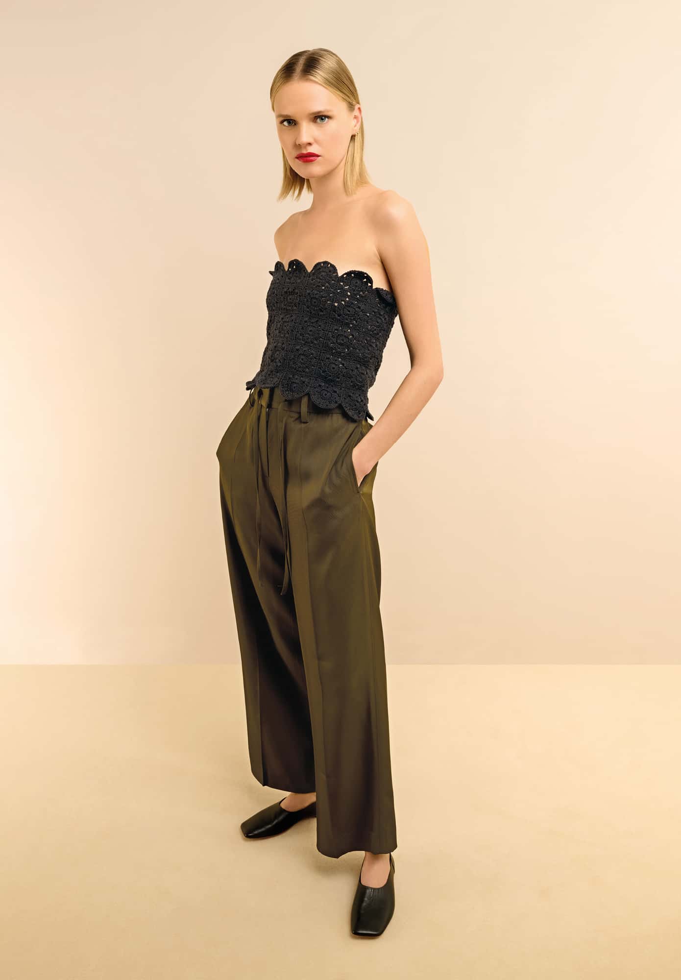 Frau trägt gehäkeltes Top in Schwarz: Modell 28 aus Made by Me No. 22