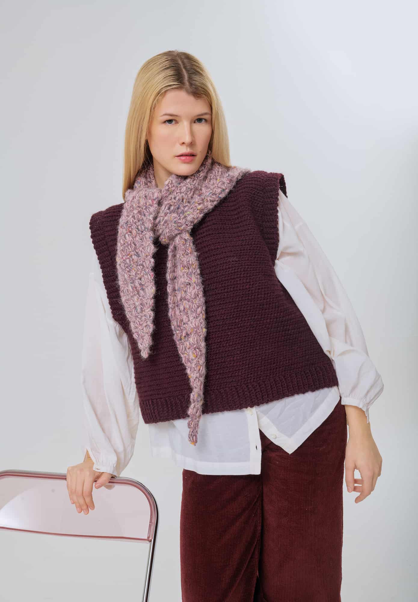 Frau trägt gehäkeltes Dreieckstuch in Lila: Modell 28 aus Made by Me No. 21