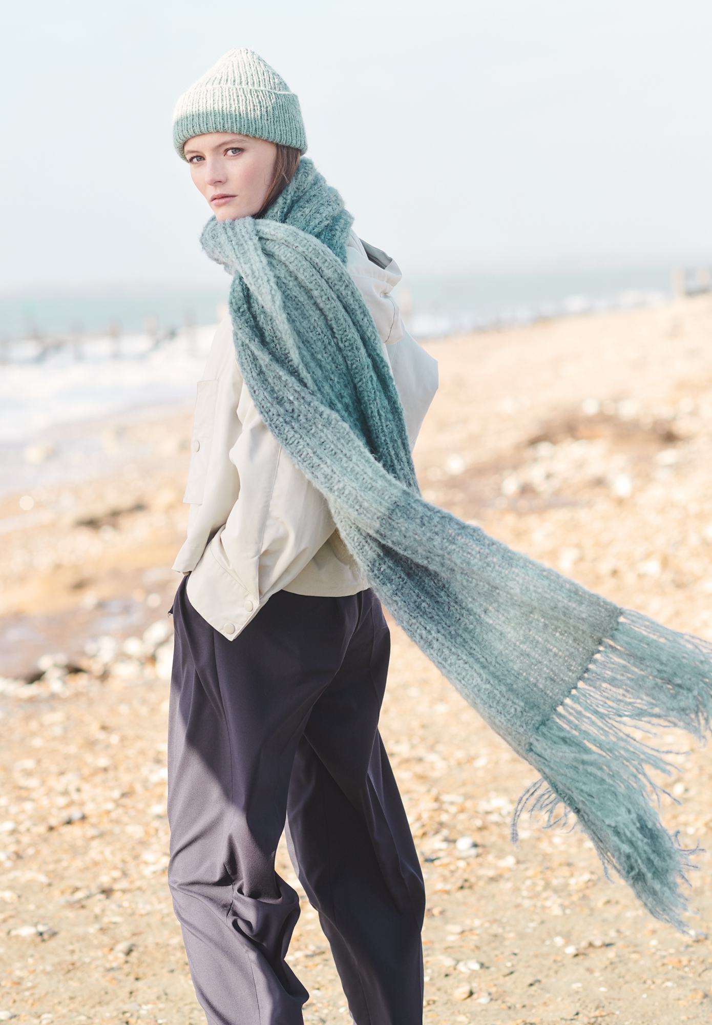 Frau trägt gestrickten Schal in Blautönen: Modell 38 aus Lovewool No. 19