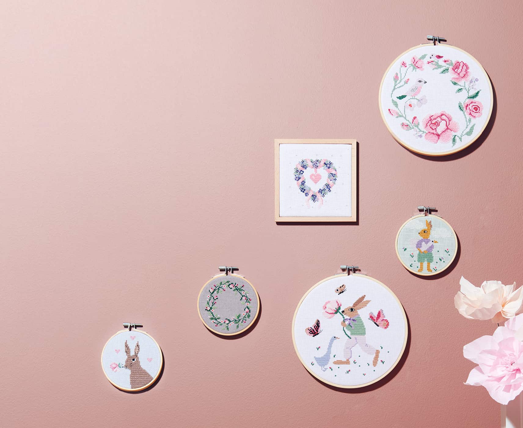 Stickpackungen aus der Kollektion LA VIE EN ROSE