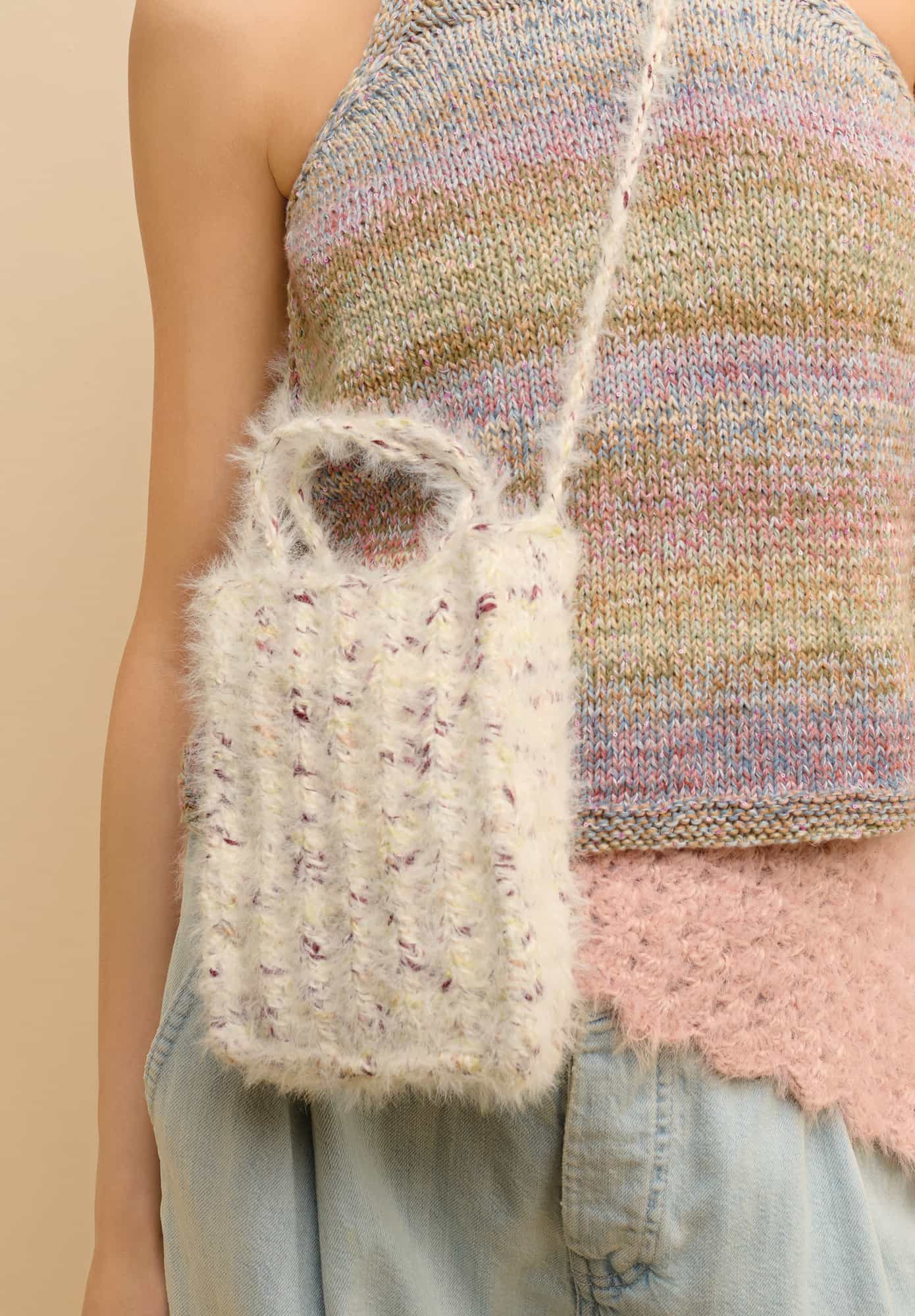 Frau trägt gehäkelte Tasche in Weiß mit flauschigem Garn: Modell 03 aus Made by Me No. 22