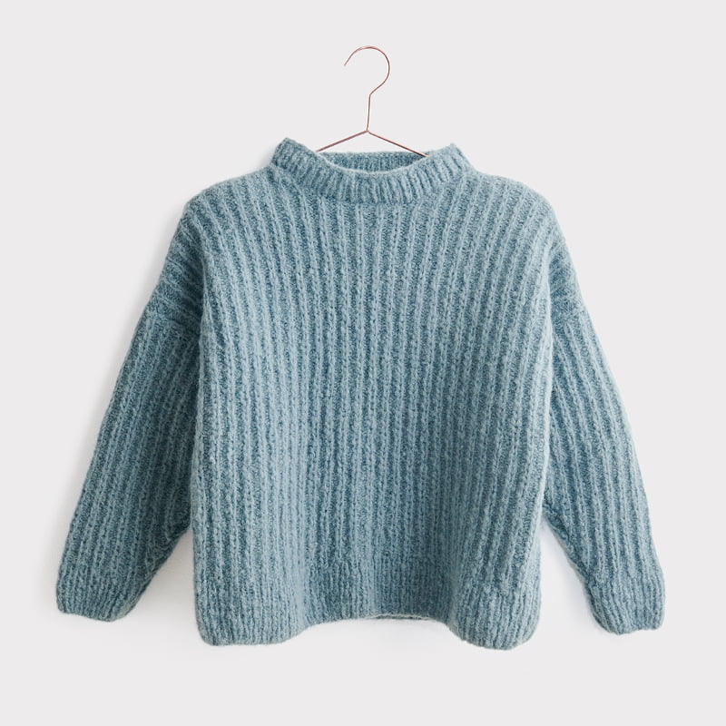Gestrickter Pullover in Blau: Modell 12 aus dem Heft Luxury Knits Premium Natural Fibres