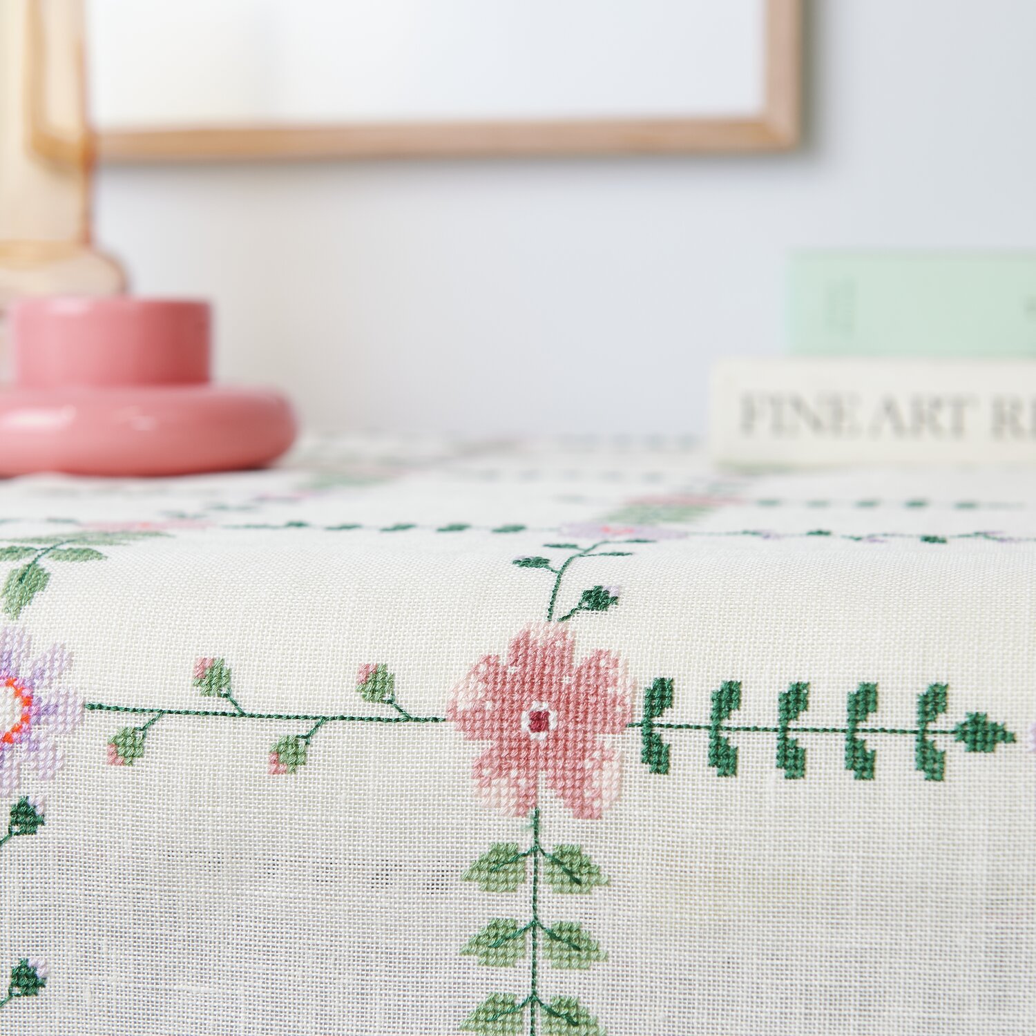 Stickpackung Gezählter Kreuzstich Tischläufer Wiesenblümchen zeigt florales Muster auf weißem Stoff. Ideal für dekorative Tischgestaltung.