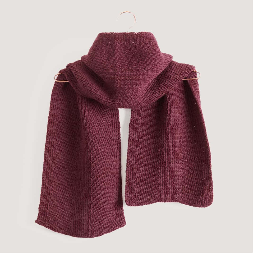Gestrickter Schal in Weinrot: Modell 10 aus dem Heft Made by Me Men No. 03