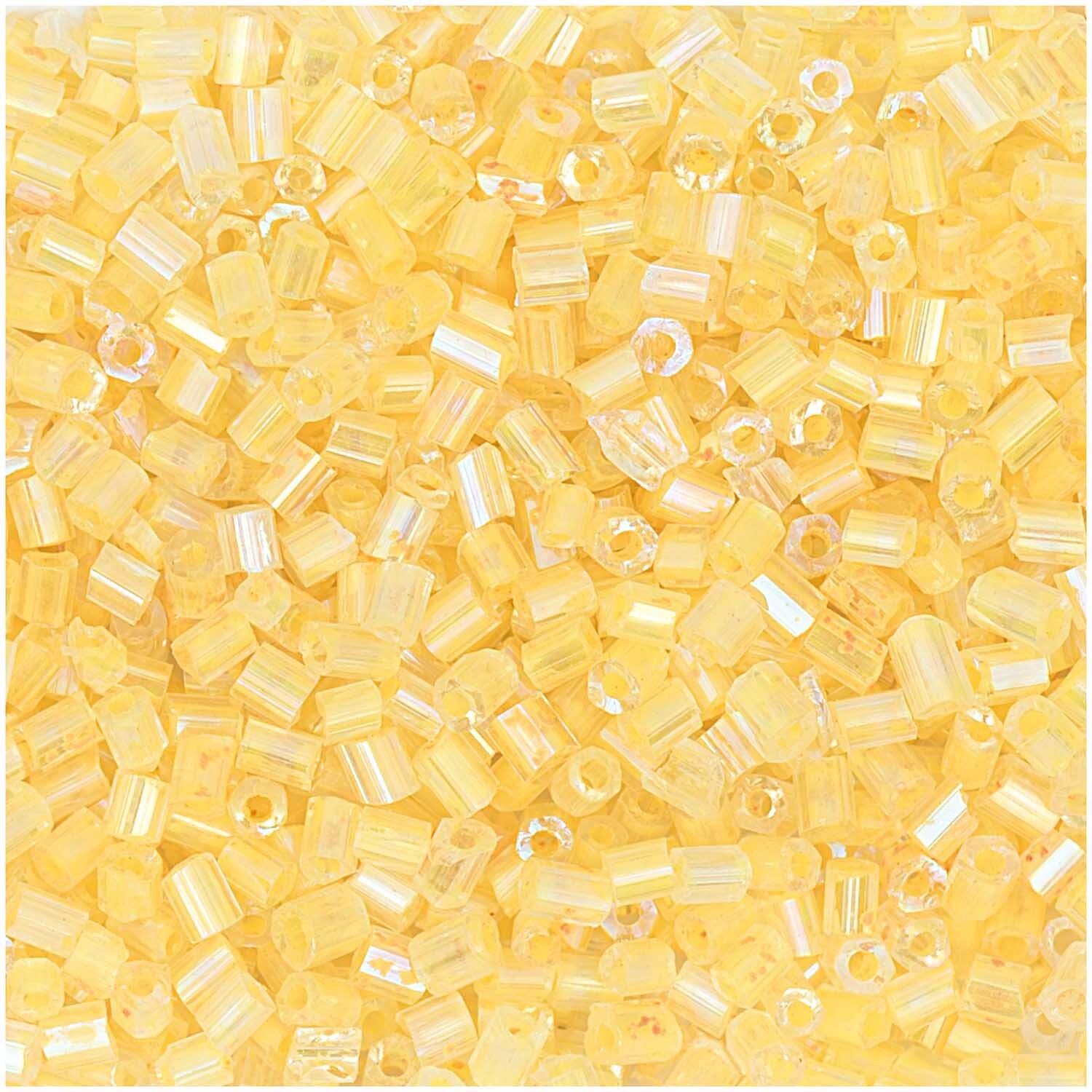 Rocailles 2cut Perlen 2mm 14g von Rico Design in Gelb. Nahaufnahme der glänzenden, facettierten Perlen.