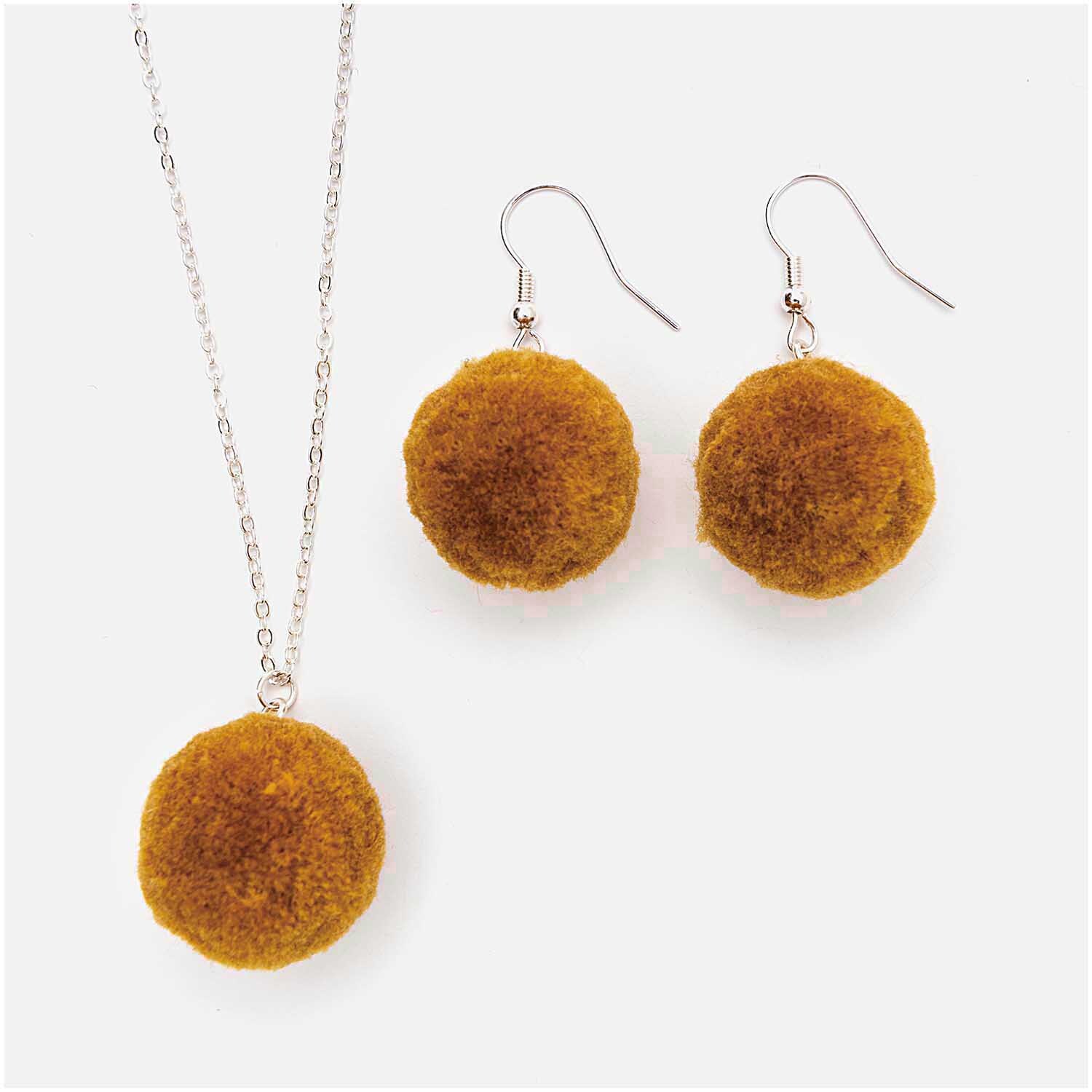 Pompons mit Öse 2cm 2 Stück von Rico Design in Senf. Abgebildet sind eine Kette und Ohrringe mit Pompons.