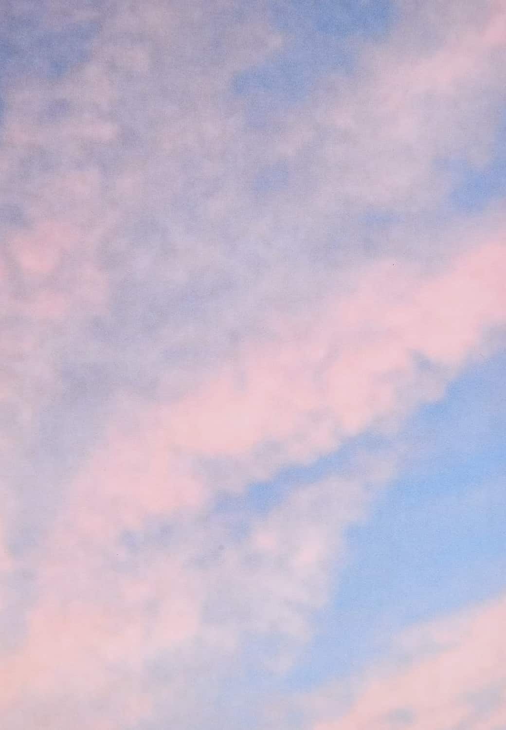 Ein Himmel mit rosa Wolken.