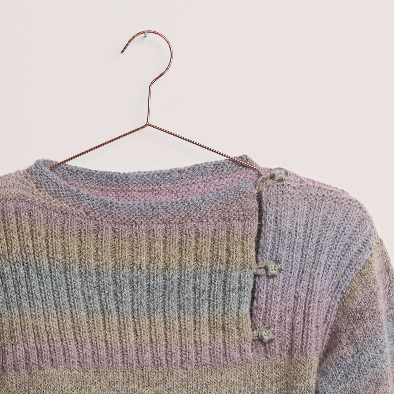 Die Neue Masche No. 12 Frühjahr-Sommer: Pastellfarbener Pullover mit Knopfleiste, gestrickt aus Creative Melange Alpaca Wonderball dk.