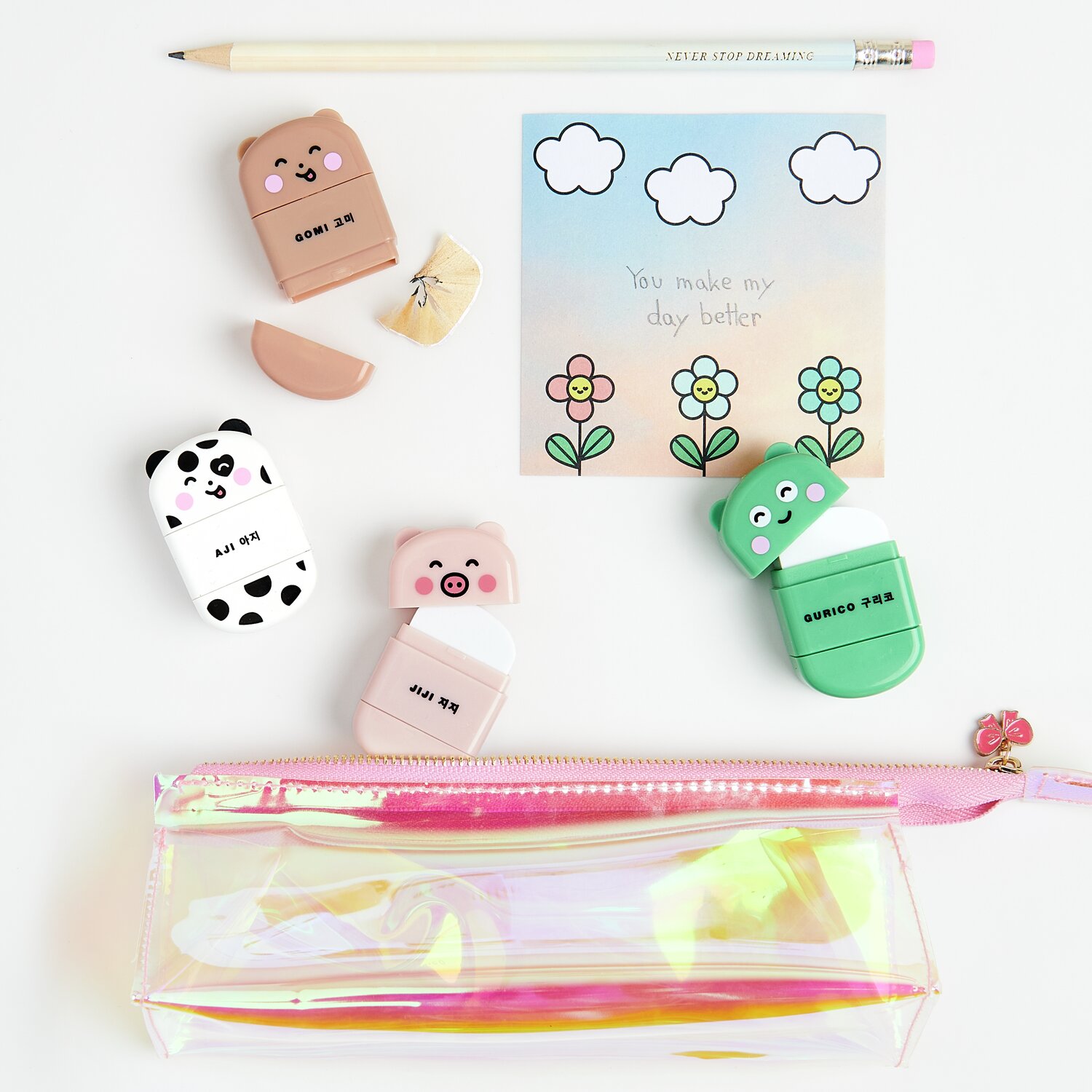 Paper Poetry Radiergummi mit Anspitzer Hund, Frosch, Schwein und Bär in bunten Farben auf Schreibtisch mit Stift und durchsichtiger Tasche.