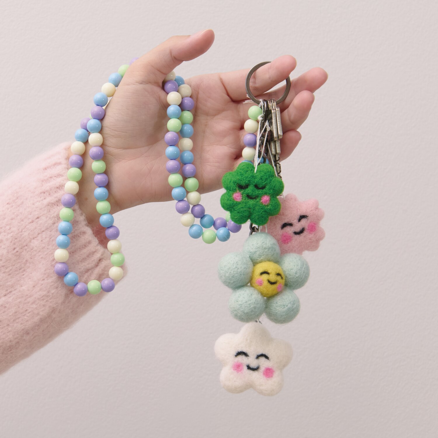 Aufhänger Filz-Wolke 3D mit Gesicht Weiß 4,5x5x2cm von Rico Design