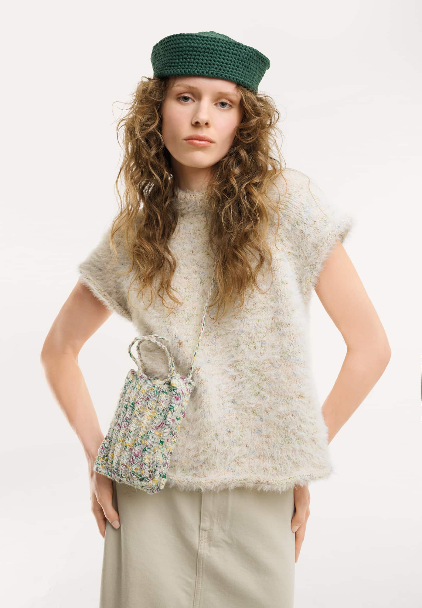 Frau trägt gestricktes Shirt in Weiß meliert: Modell 01 aus Made by Me No. 22