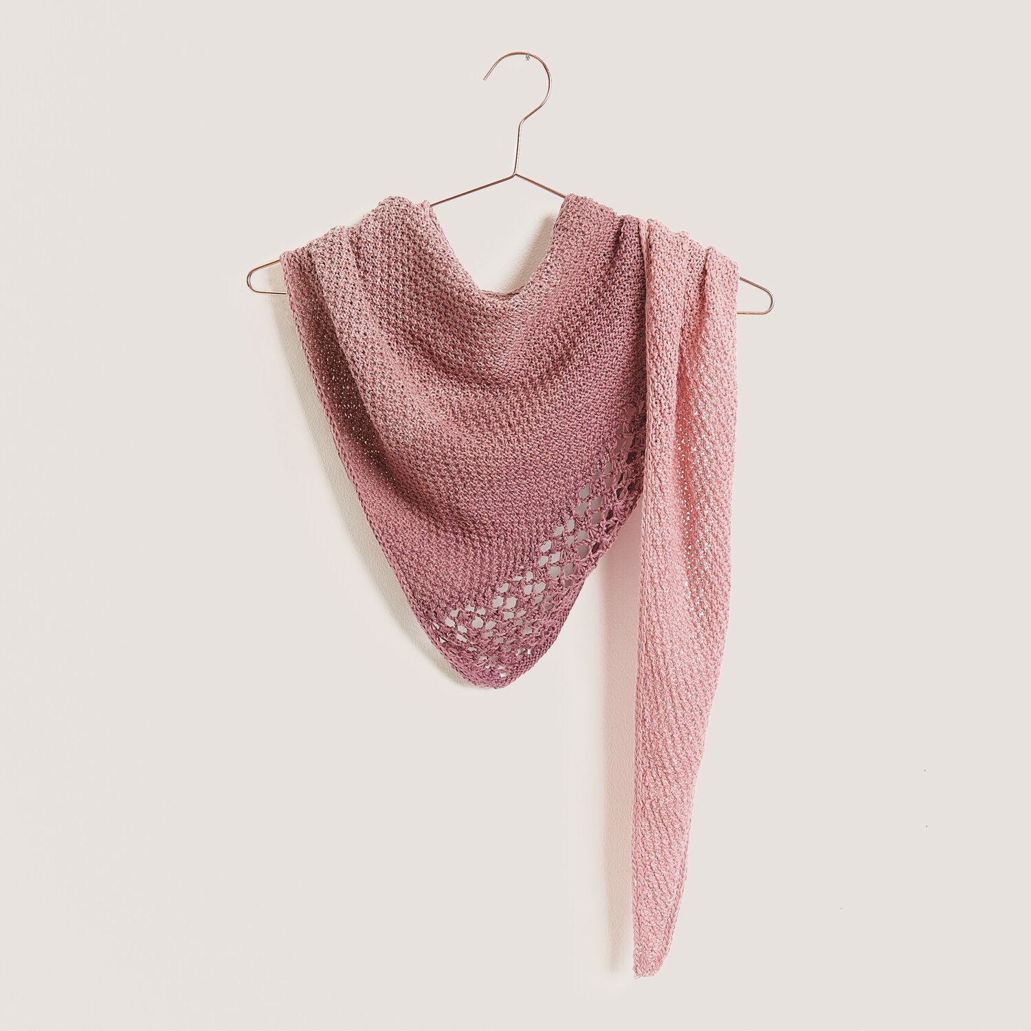 Strickset Tuch Modell 09 aus Tücher Special in Altrosa, präsentiert auf einem Kleiderbügel.