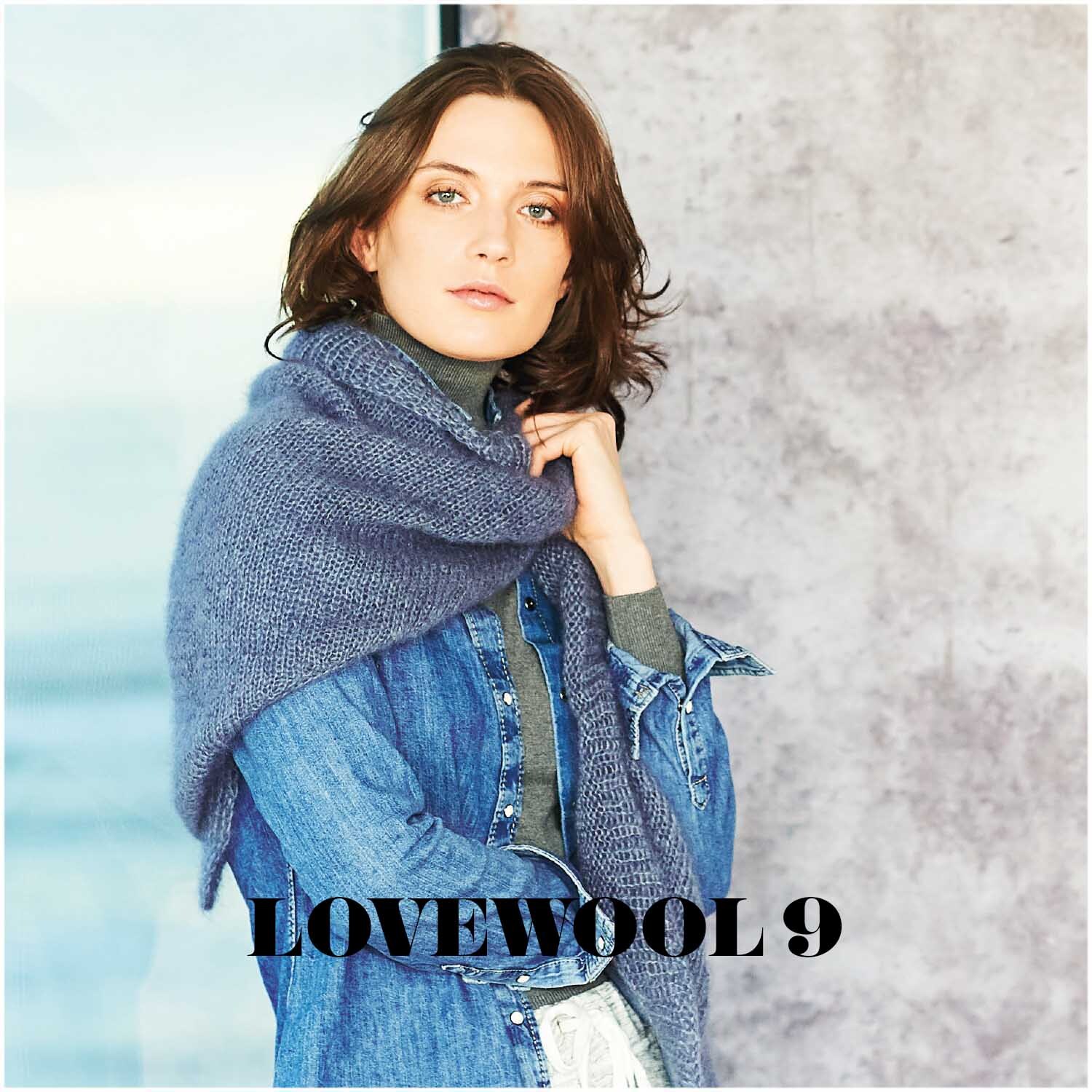 Essentials Super Kid Mohair Loves Silk 25g 200m Farbe Rauchblau von Rico Design Essentials Super Kid Mohair Loves Silk: Frau in rauchblauem Schal aus Mohair-Seide von Rico Design, gekleidet in Jeansjacke.