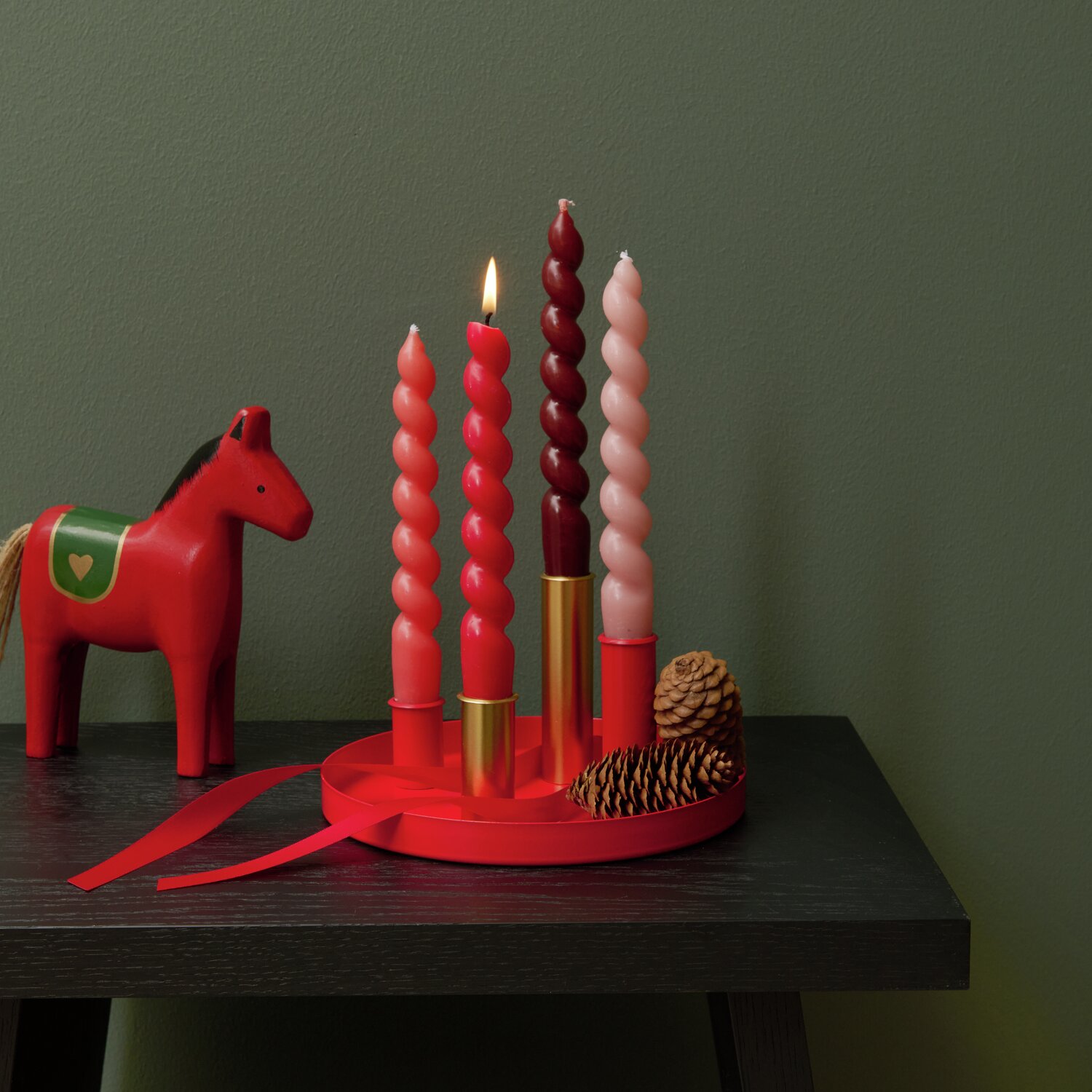 Metalltablett inkl. 4 magnetischen Kerzenhalter in Rot/Gold auf Tisch, dekoriert mit Kerzen und Tannenzapfen, Ø20cm.