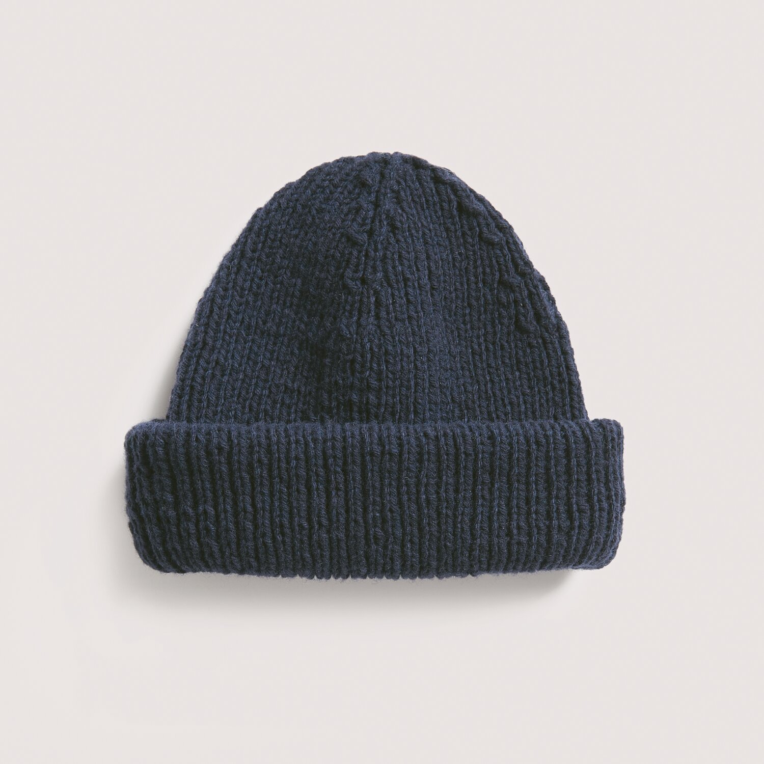 Luxury Knits - Premium Natural Fibres Mütze in Marineblau aus weicher Wolle, ideal für kalte Tage.