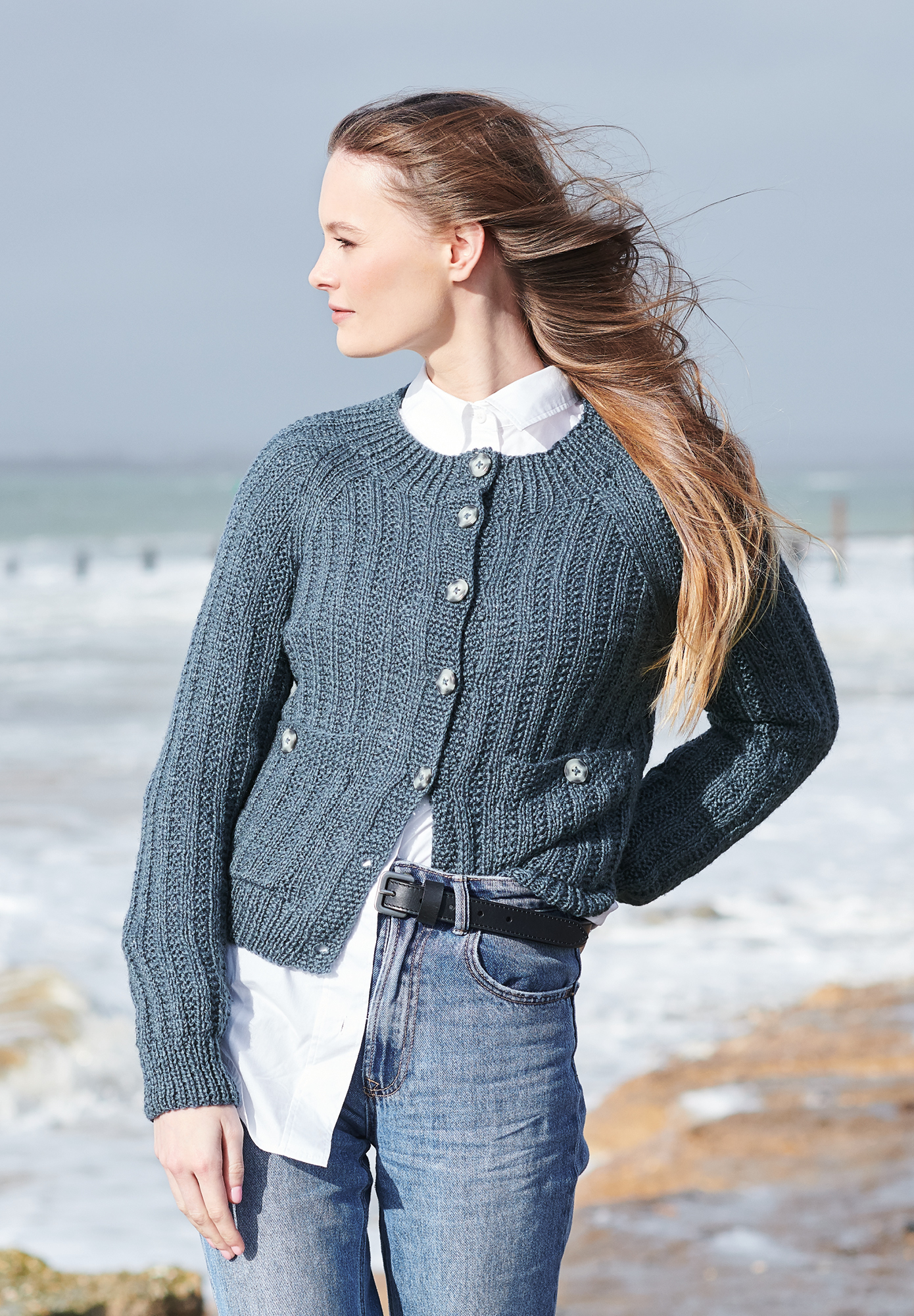 Frau trägt gestrickte Jacke in Dunkelblau: Modell 45 aus Lovewool No. 19