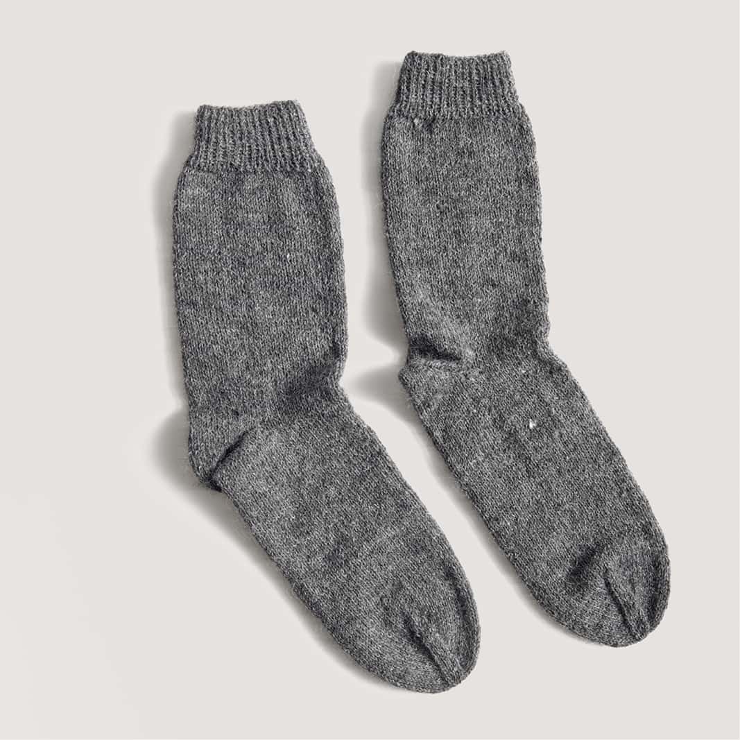 Gestrickte Socken in Grau: Modell 19 aus dem Heft Made by Me Men No. 03