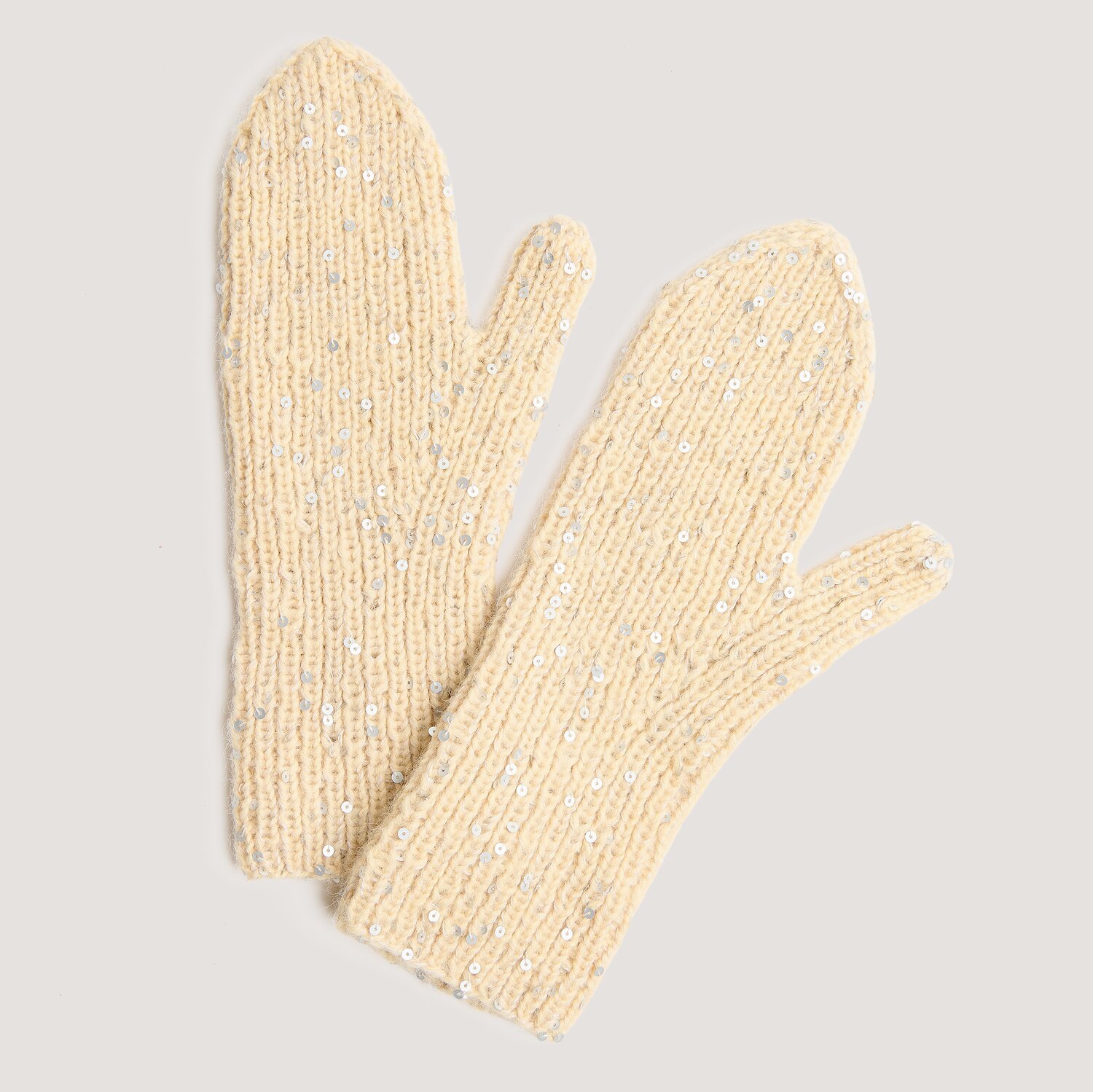 Luxury Merino Alpaca Dream aran, sandfarbene Strickfäustlinge mit eingearbeiteten silbernen Pailletten, liegend auf hellem Untergrund, weiche Winteroptik