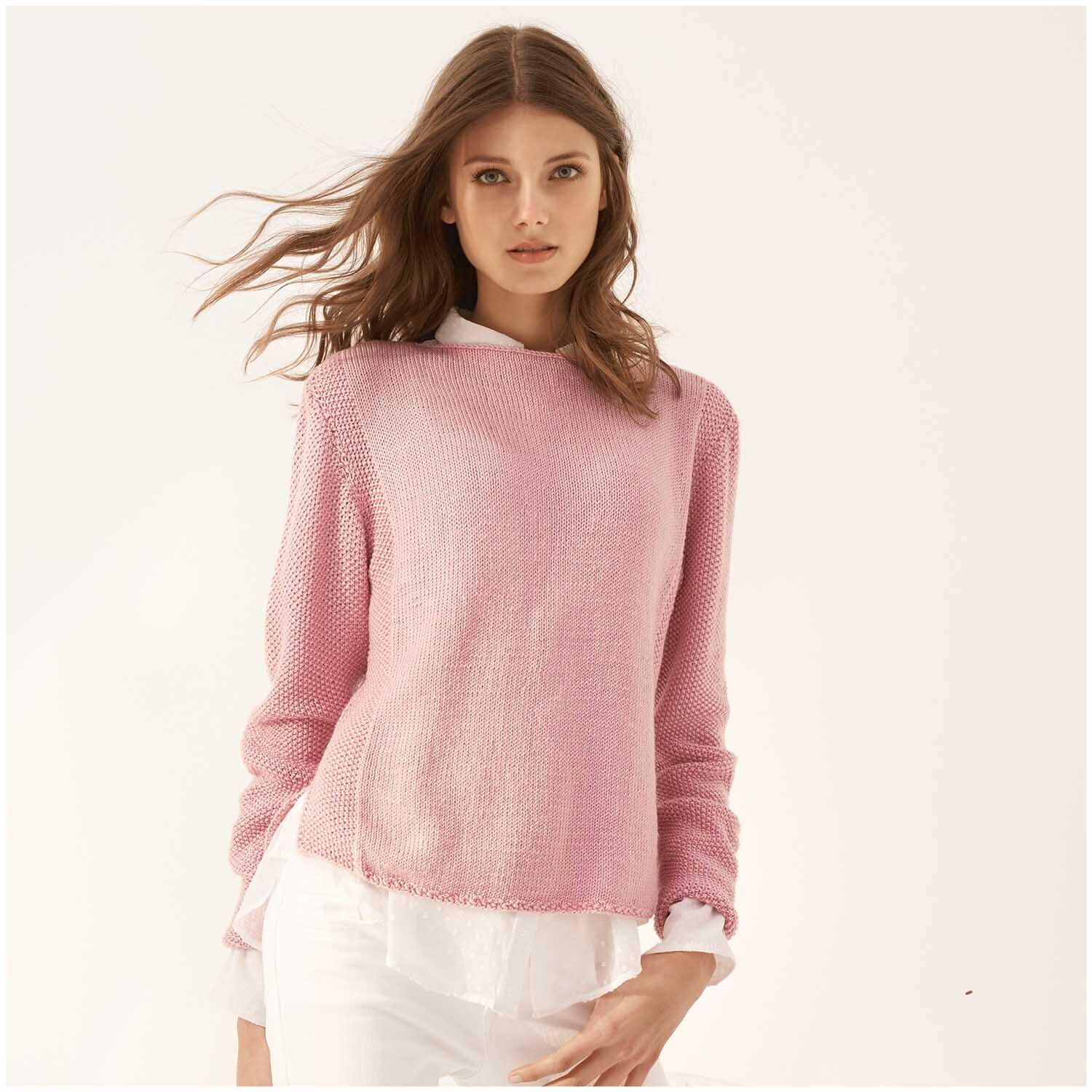 Creative Silky Touch dk Pullover in zartem Rosa von Rico Design, getragen von einer Frau. Ideal für stilvolle, leichte Outfits.