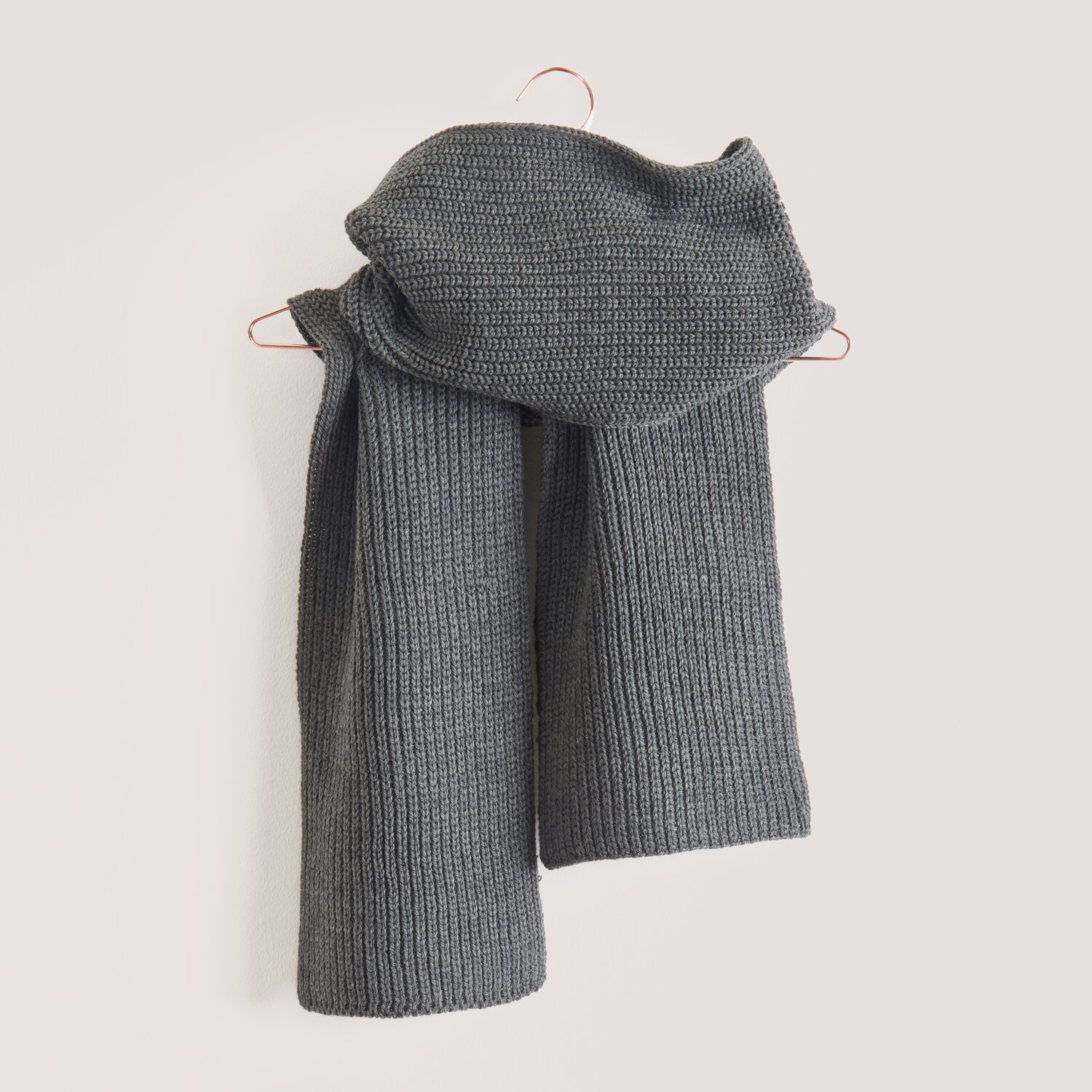 Strickset Schal Modell 06 aus Made by Me Men No. 3 in Grau, gestrickt aus Essentials Merino Plus dk. Ideal für stilvolle Wintermode.
