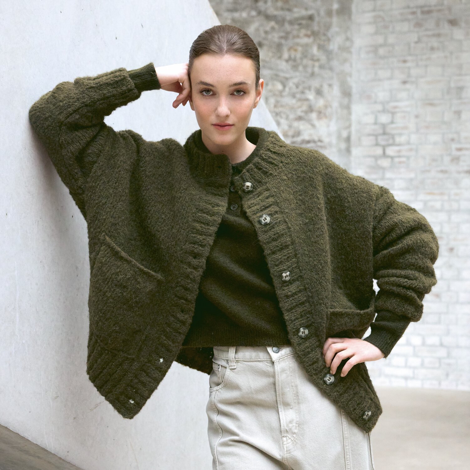 Strickset Jacke Modell 18 aus Luxury Knits - Premium Natural Fibres von Rico Design Strickset Jacke Modell 18 aus Luxury Knits, präsentiert in einem urbanen, modernen Ambiente.