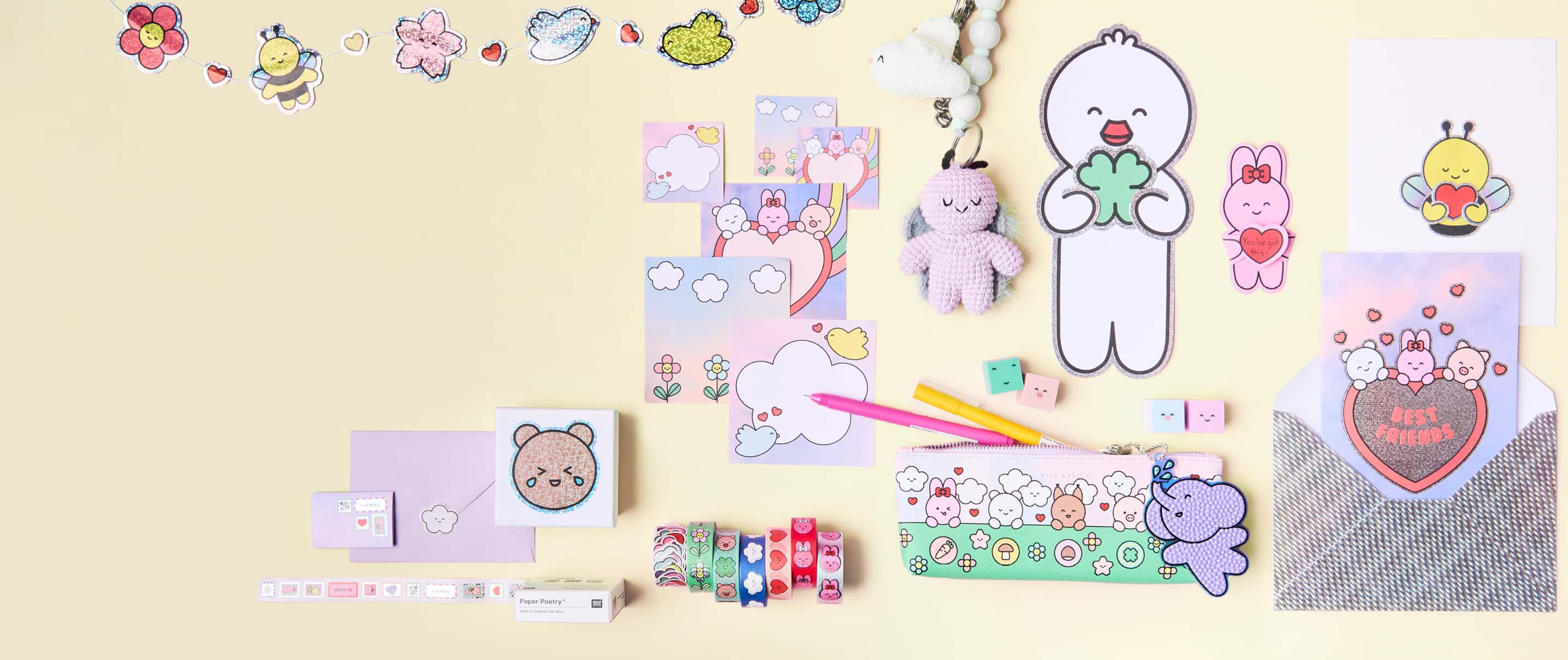 Diverse Papeterie- und Häkelprodukte mit süßen, illustrierten Figuren aus der Kollektion Rico Chingus liegen auf hellem Hintergrund. 