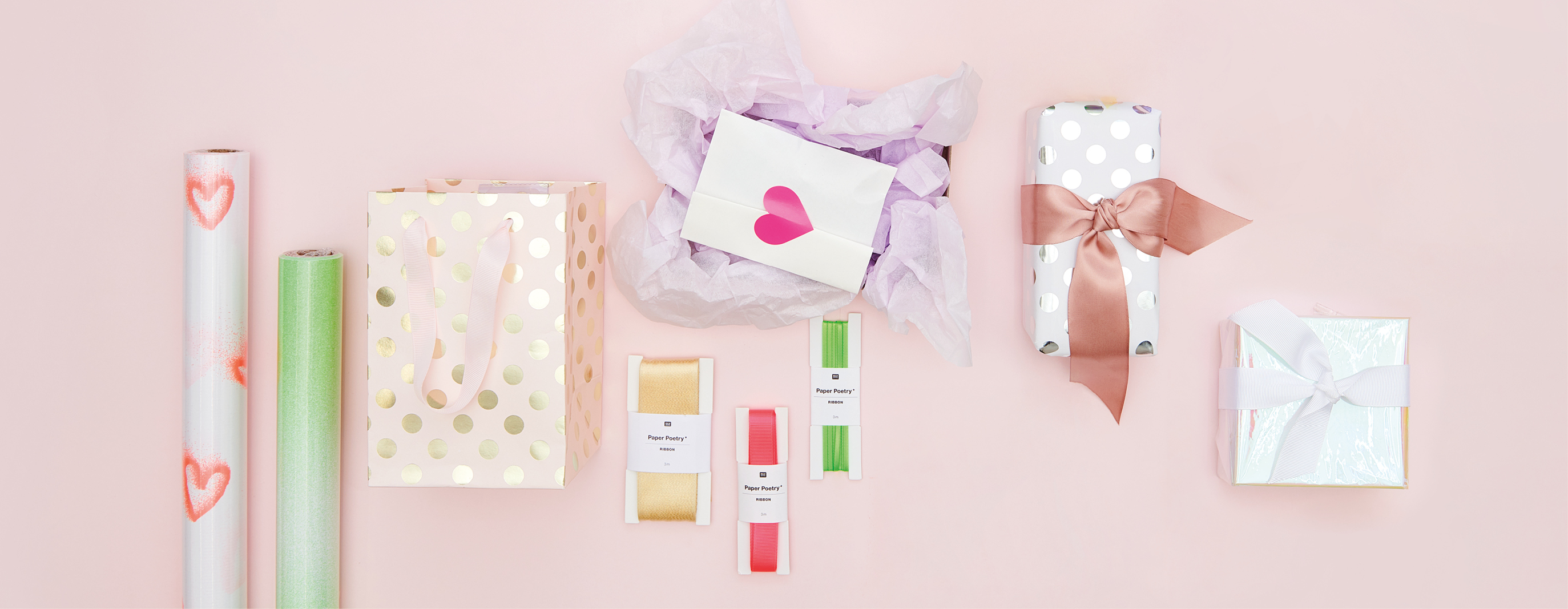 Geschenkpapier, Geschenktüte, Bänder und Geschenke