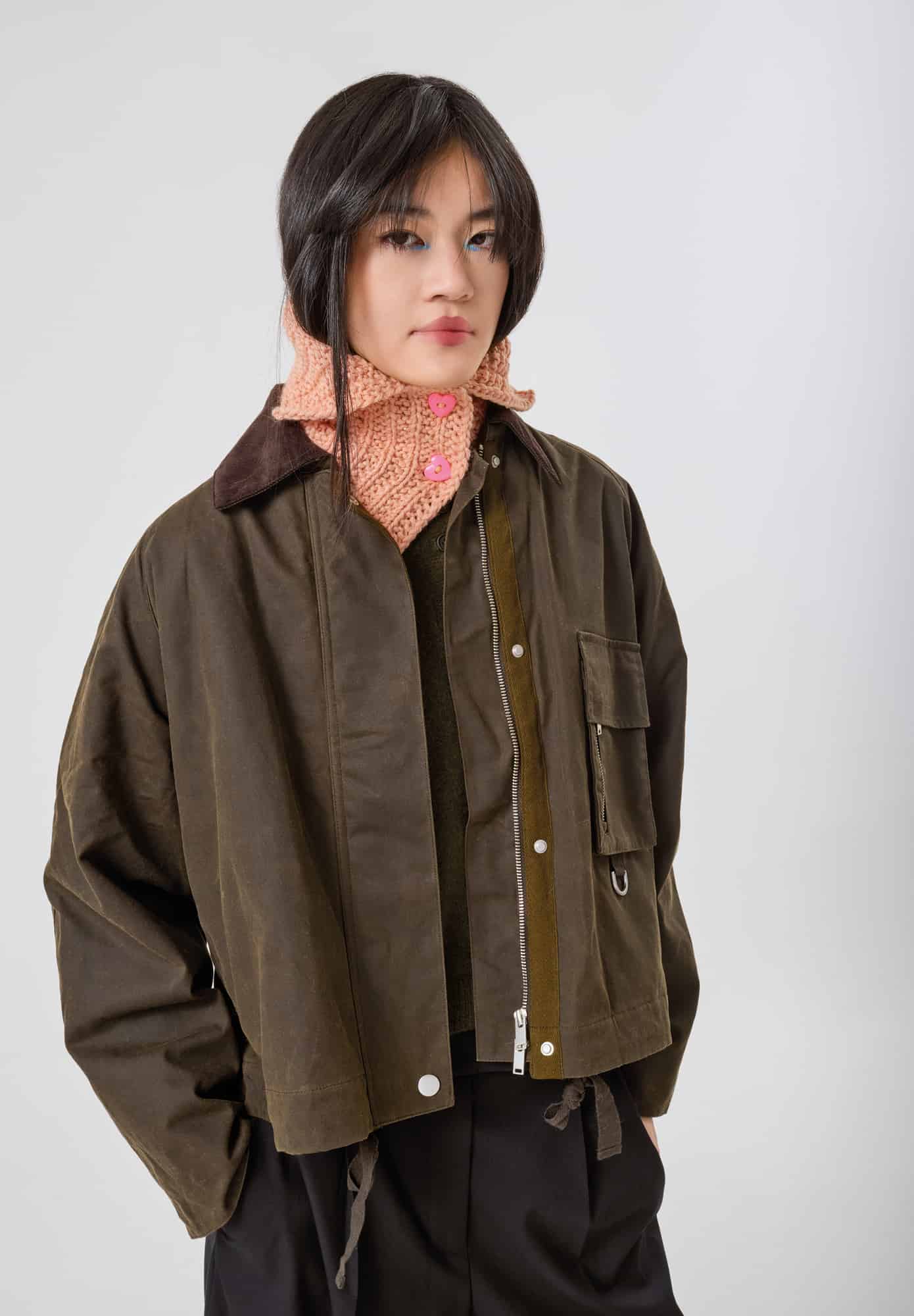 Frau trägt gestrickten Kragen in Apricot: Modell 35 aus Made by Me No. 21
