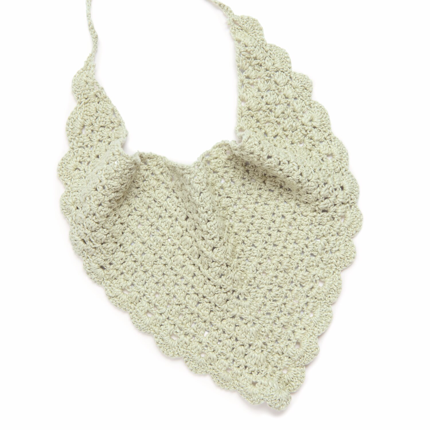 Made by Me No. 22 Frühjahr-Sommer: Gehäkeltes Lätzchen in Schilfgrün, aus Essentials Super Cotton dk, mit Muschelmuster.