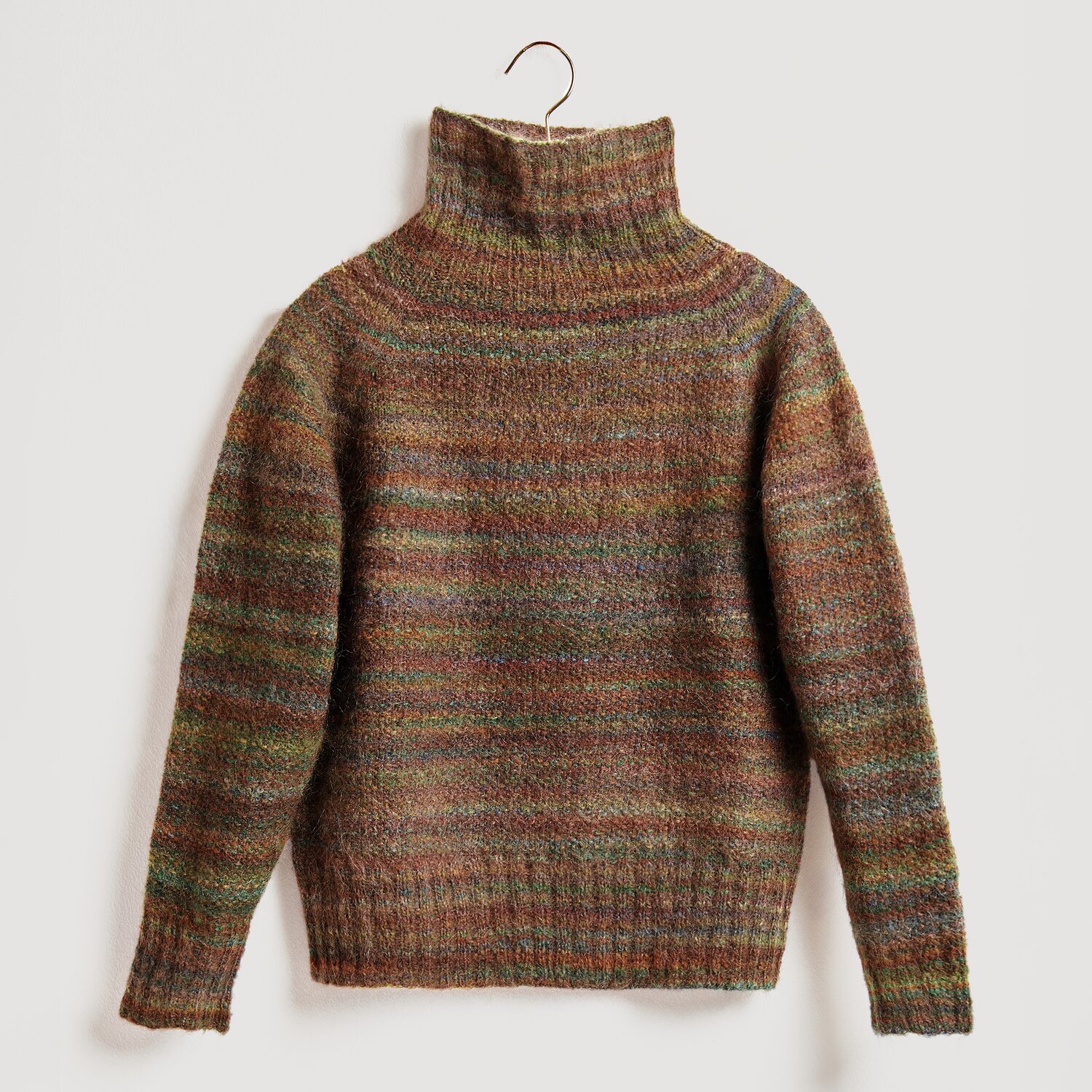 Strickset Pullover Modell 18 aus Die Neue Masche No. 13, Herbstfarben, mit Rollkragen und geripptem Saum, aus Fashion Meri Mohair Print.